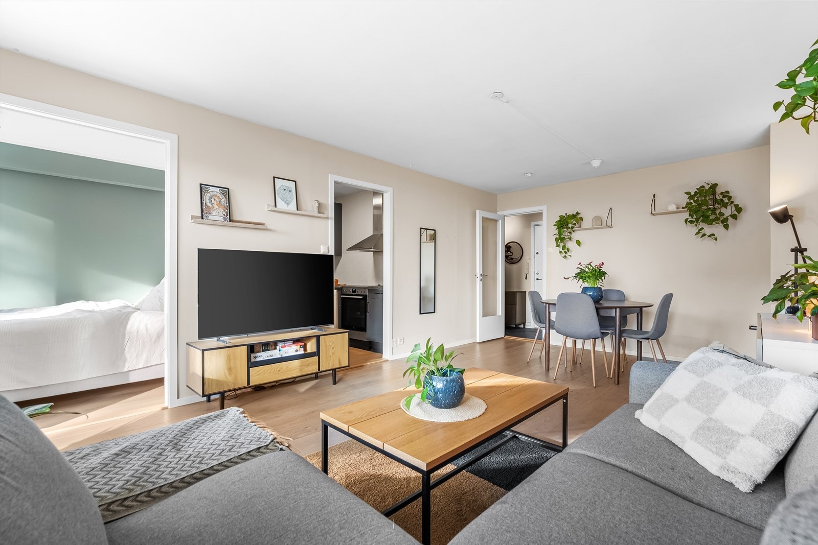 Fra stuen er det enkel adkomst til både soverom, kjøkken og gang. Galleribilde
