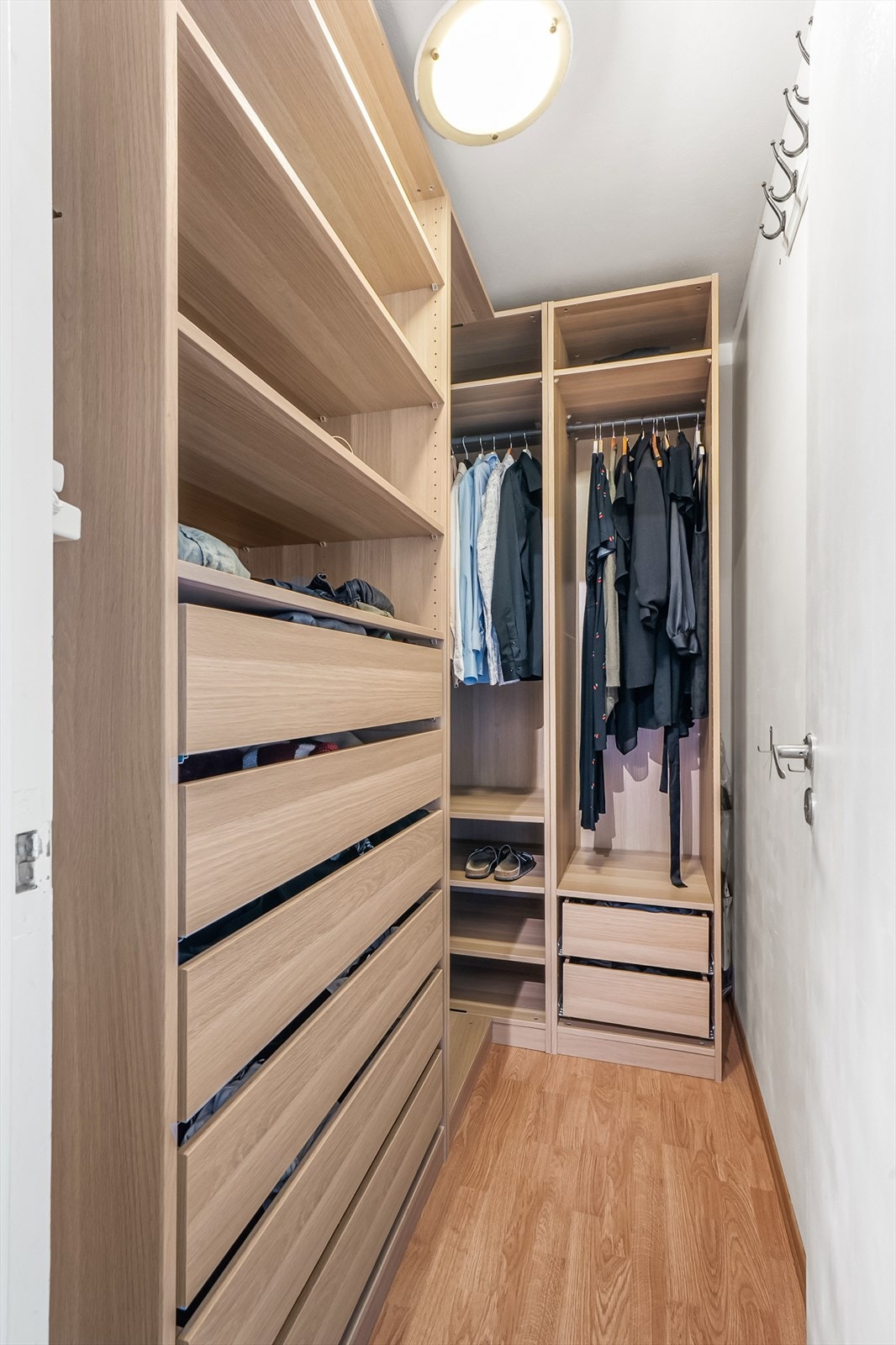 Den innvendige boden er innredet som et praktisk walk-in-closet med rikelig hylle- og skuffeplass. Galleribilde