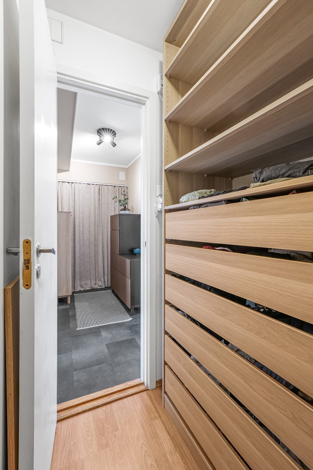 I tillegg til den innvendige boden, medfølger en ekstern bod på ca. 3 m² for ytterligere lagring. Galleribilde