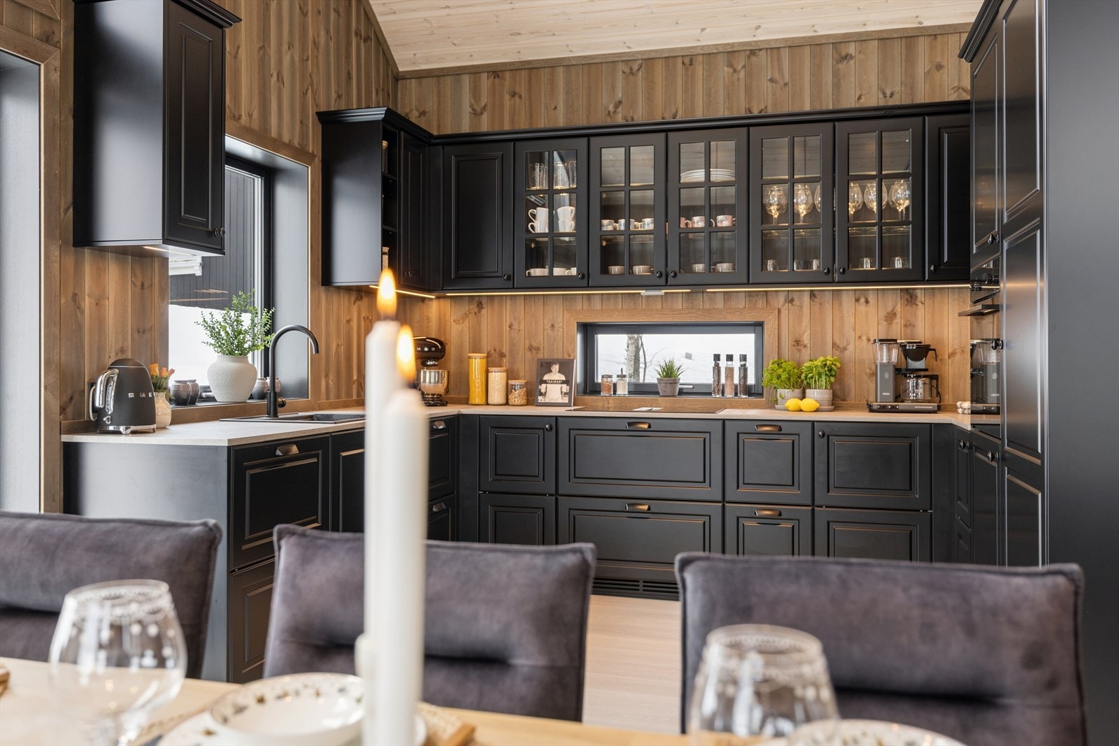 Kjøkkenet er designet for å være både et arbeidsområde og en integrert del av det sosiale livet i hytta. Galleribilde