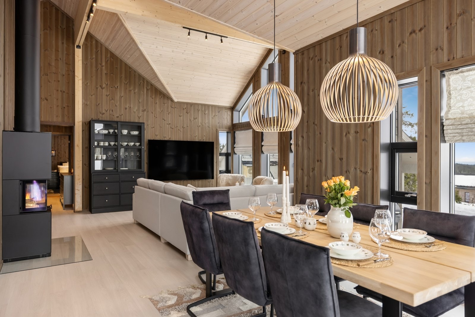 En moderne peisovn gir både varme og stemning til den åpne stue- og spisestuen. Galleribilde