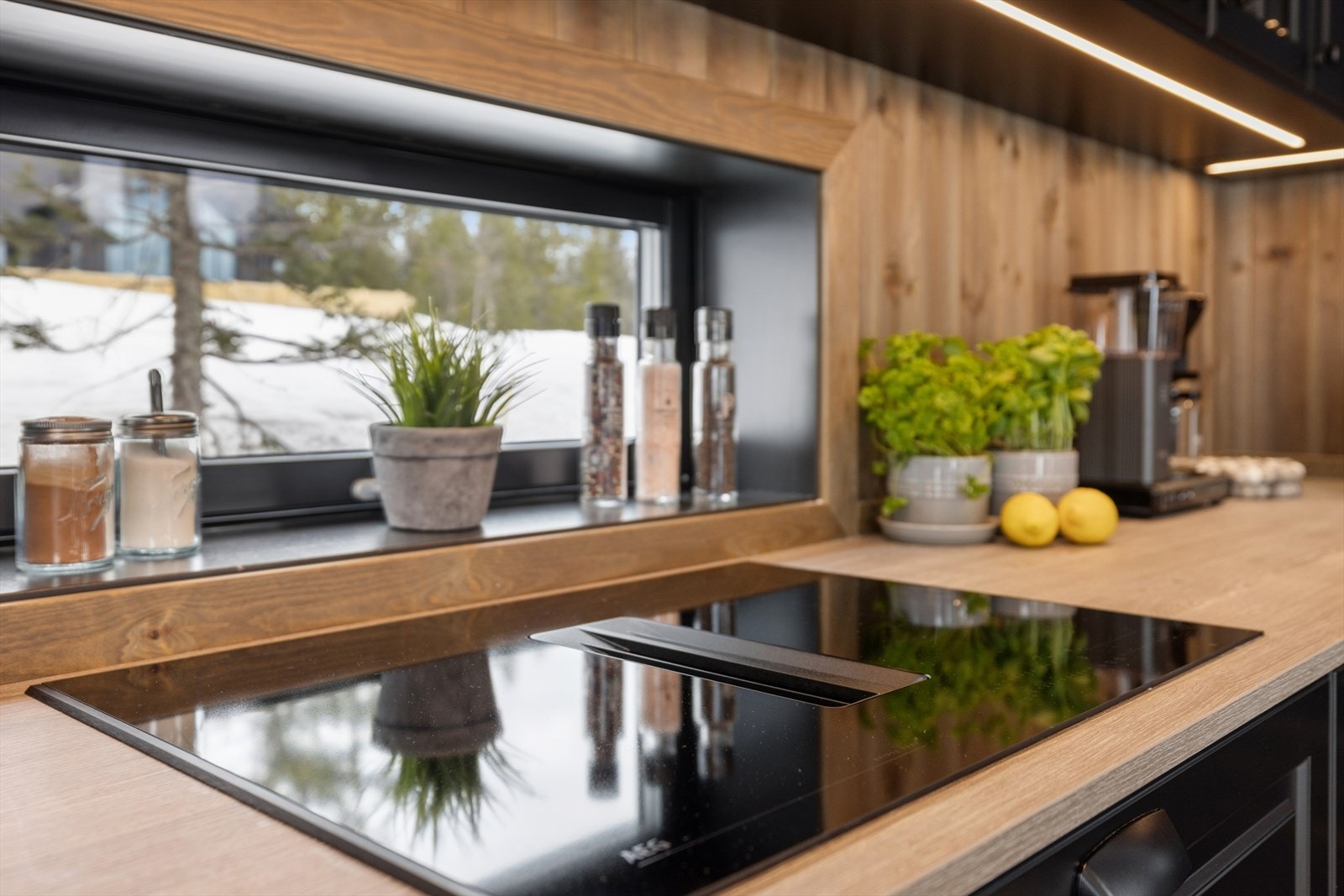 Induksjonstoppen har integrert ventilator, en elegant og plassbesparende løsning. Galleribilde