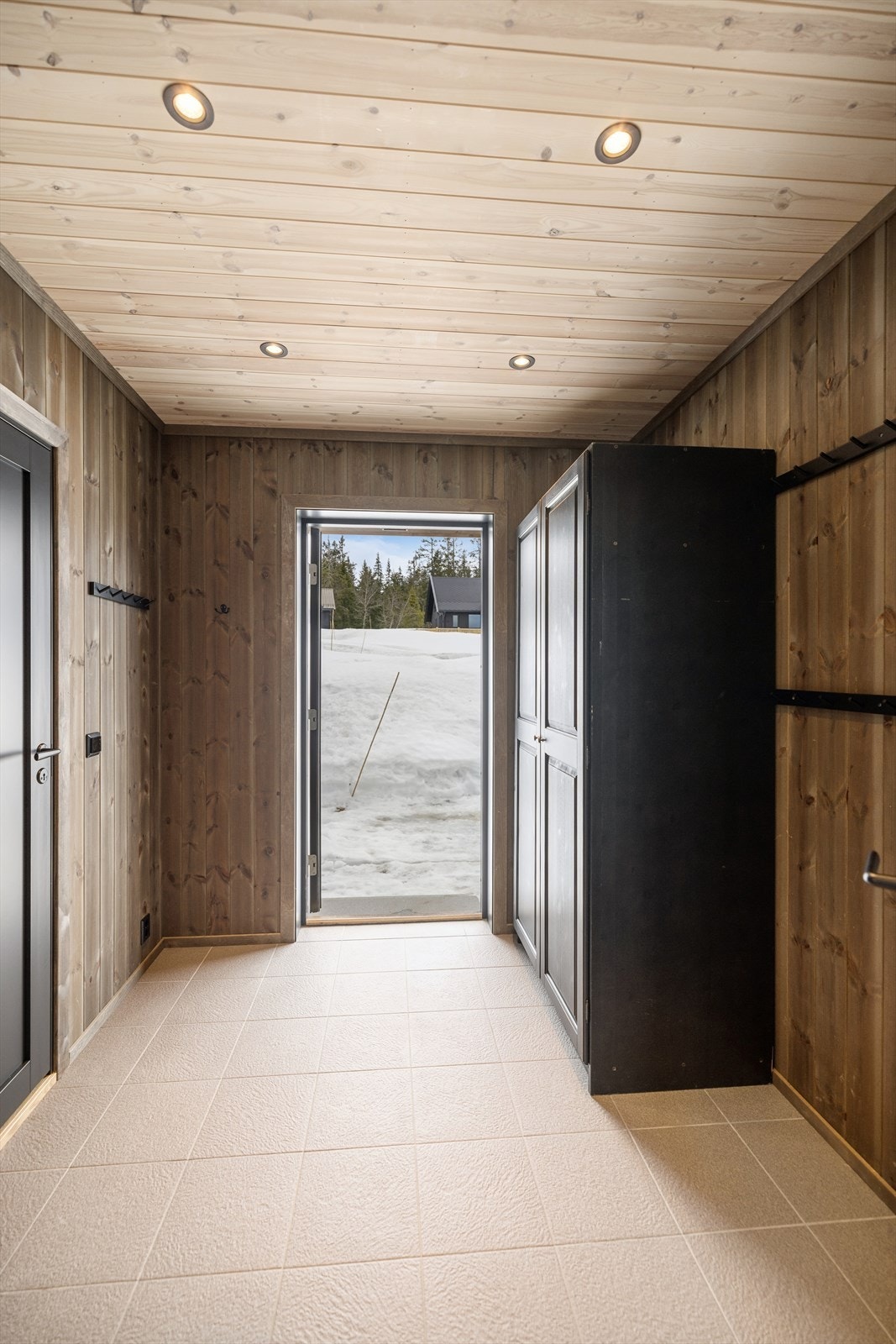 Entréen har keramiske fliser på gulvet og god plass til oppbevaring, et praktisk og solid første møte med hytta. Galleribilde