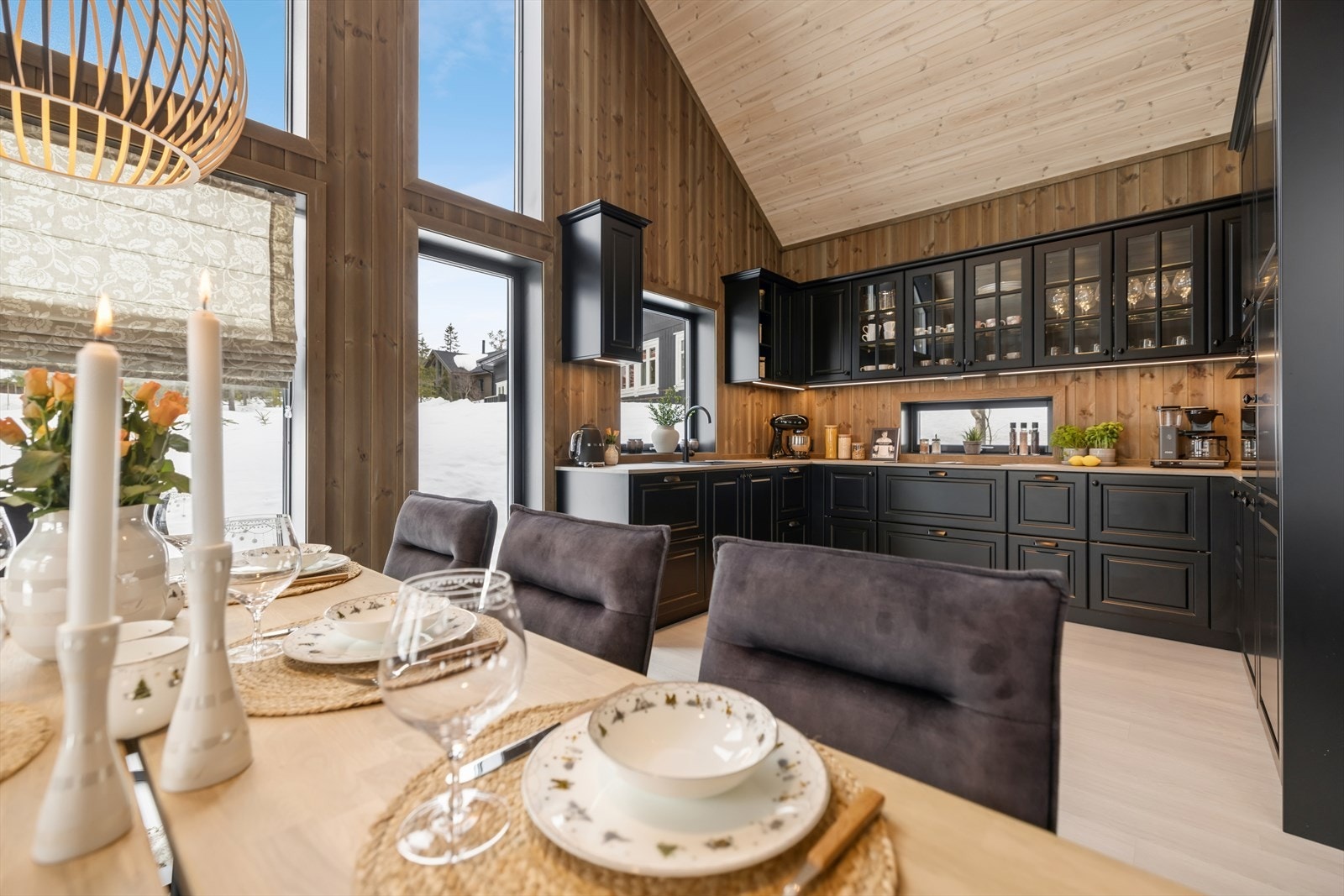 Vitrineskap med belysning gir et elegant preg og god oppbevaring for servise. Galleribilde