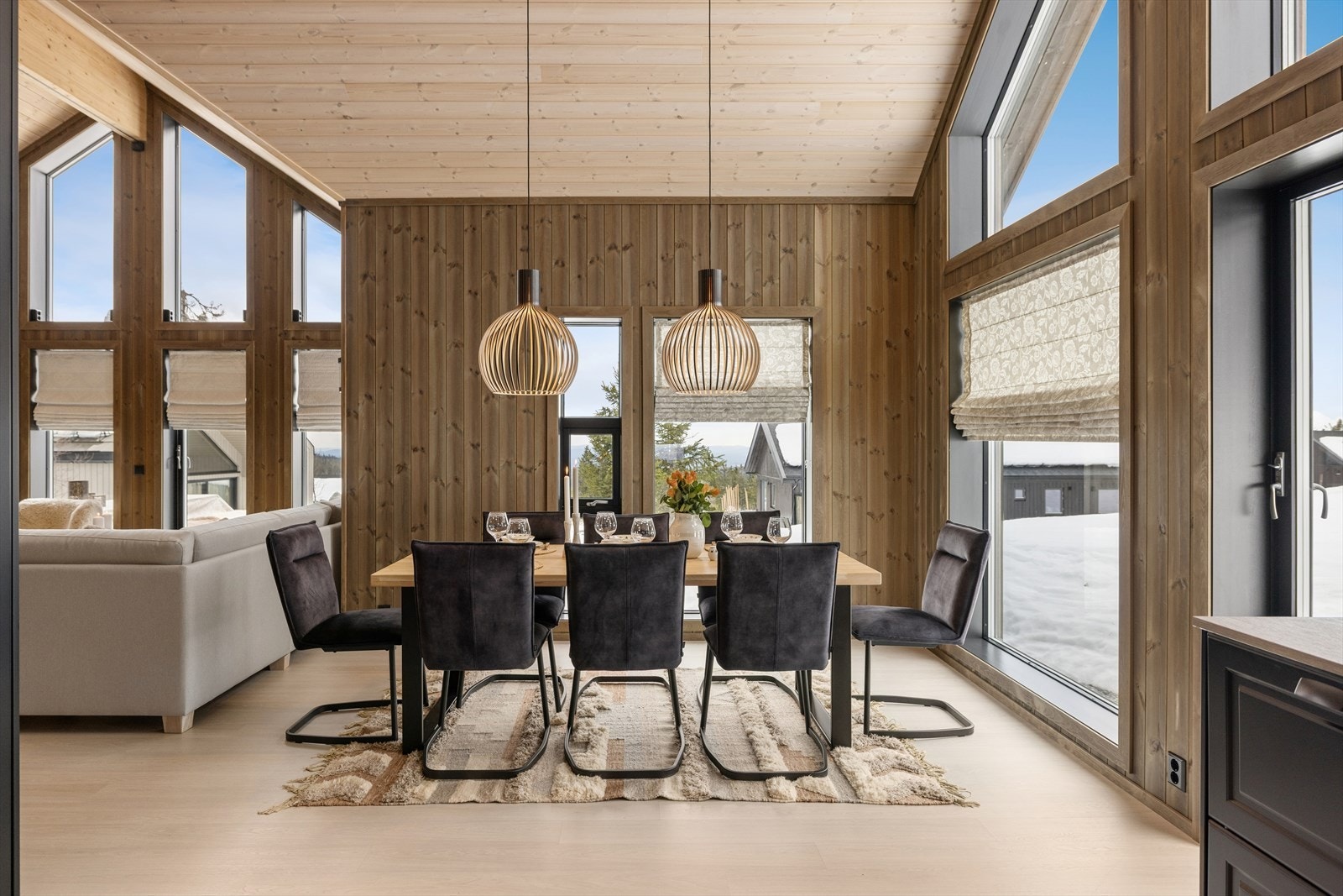 Spisestuen er plassert foran de store vinduene, med god plass til langbord for familie og venner. Galleribilde
