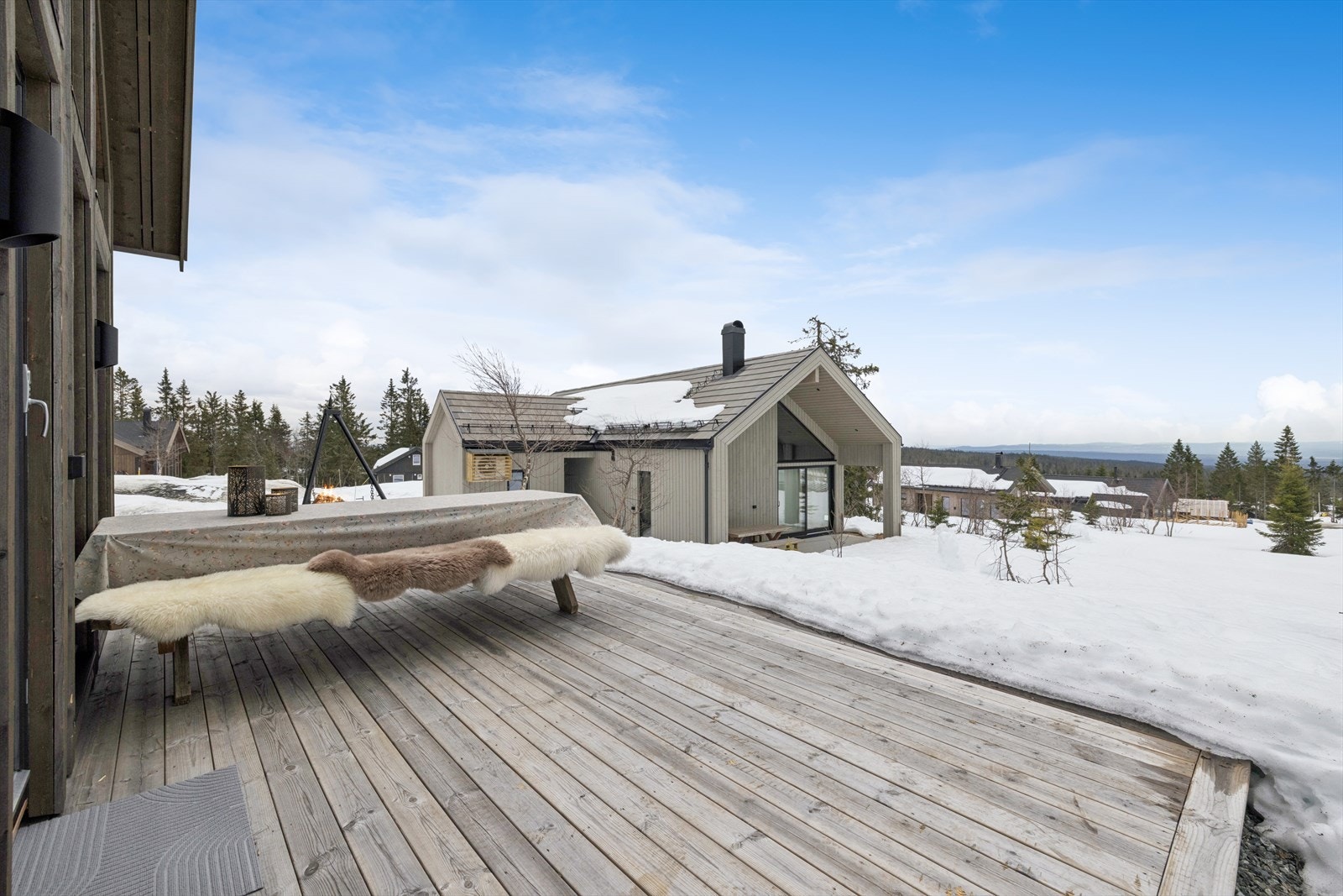 Fra stuen er det direkte utgang til en terrasse på 10 m² med spaltegulv av impregnerte terrassebord. Galleribilde
