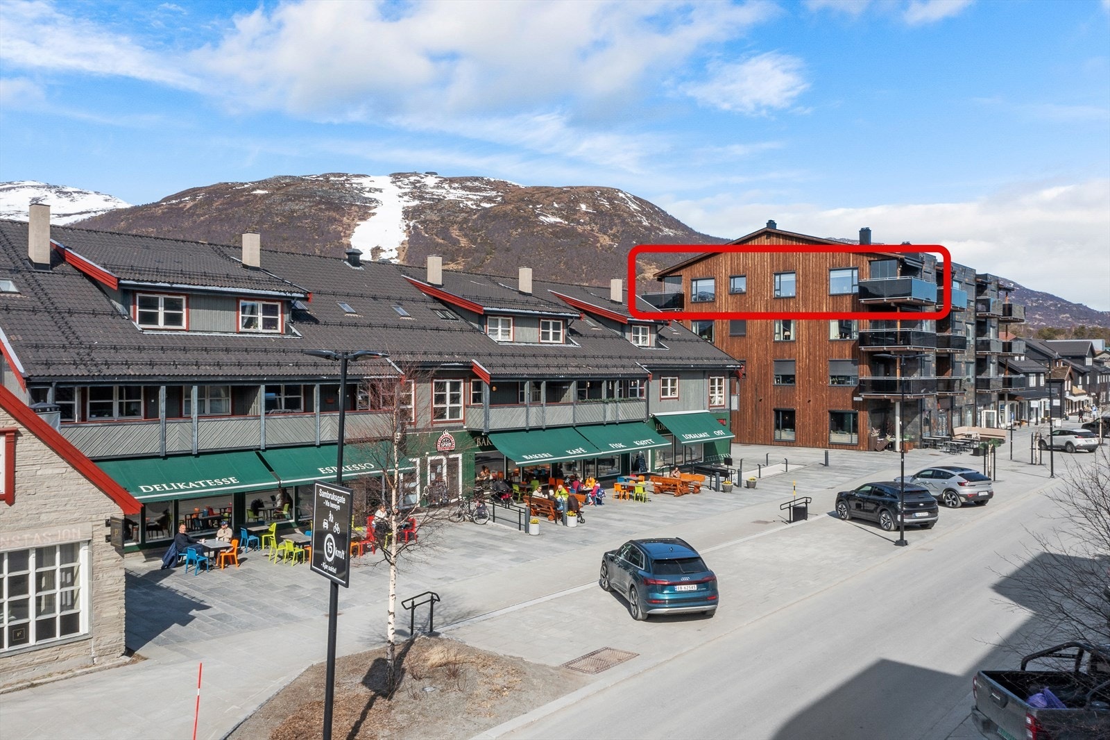 Sørvendt toppleilighet med heis og parkeringskjeller samt privat balkong på begge sider av bygget Galleribilde