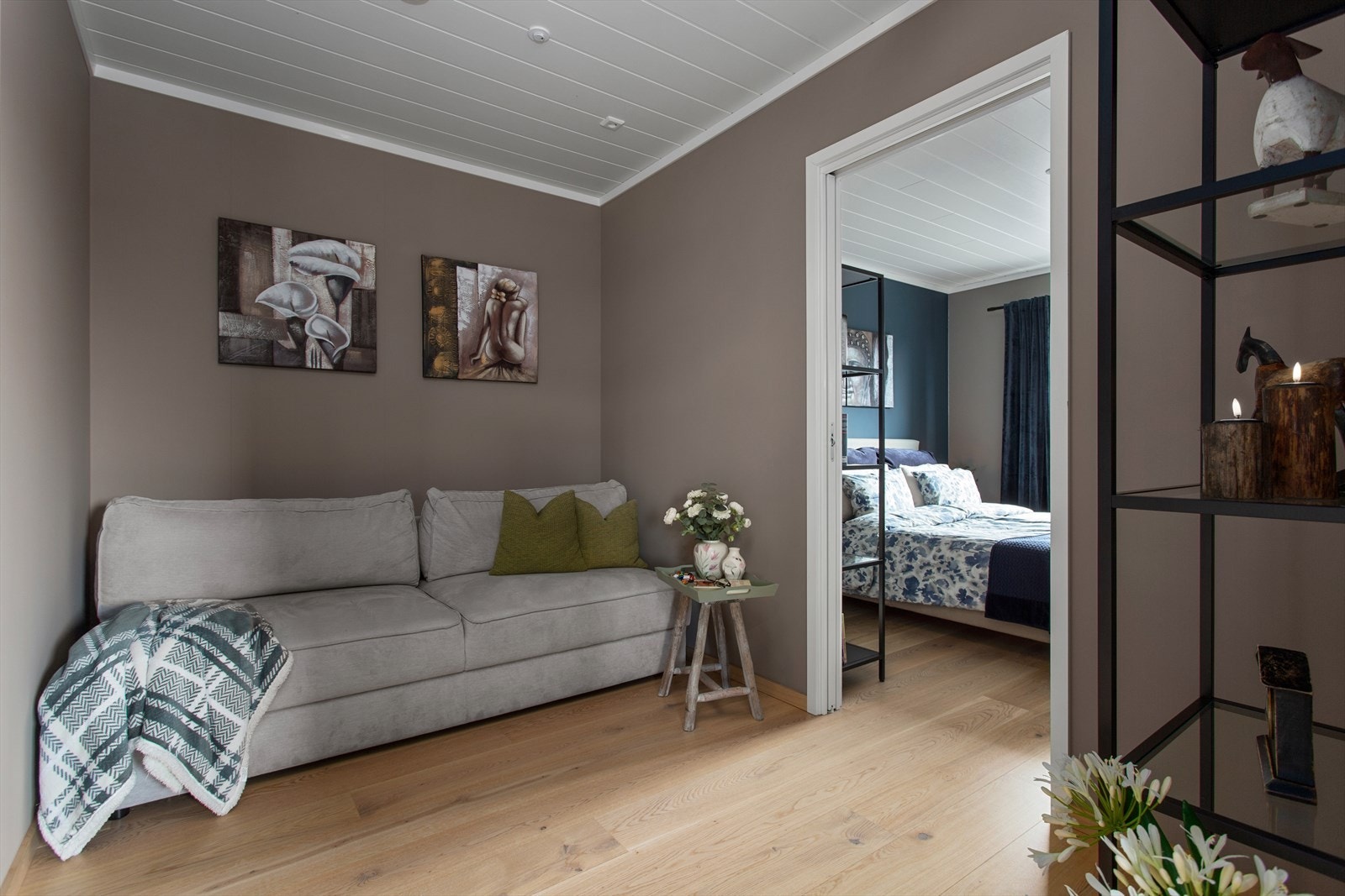 Kontor med inngang fra stua - Herfra er det adkomst til hovedsoverom, garderobe og bad Galleribilde
