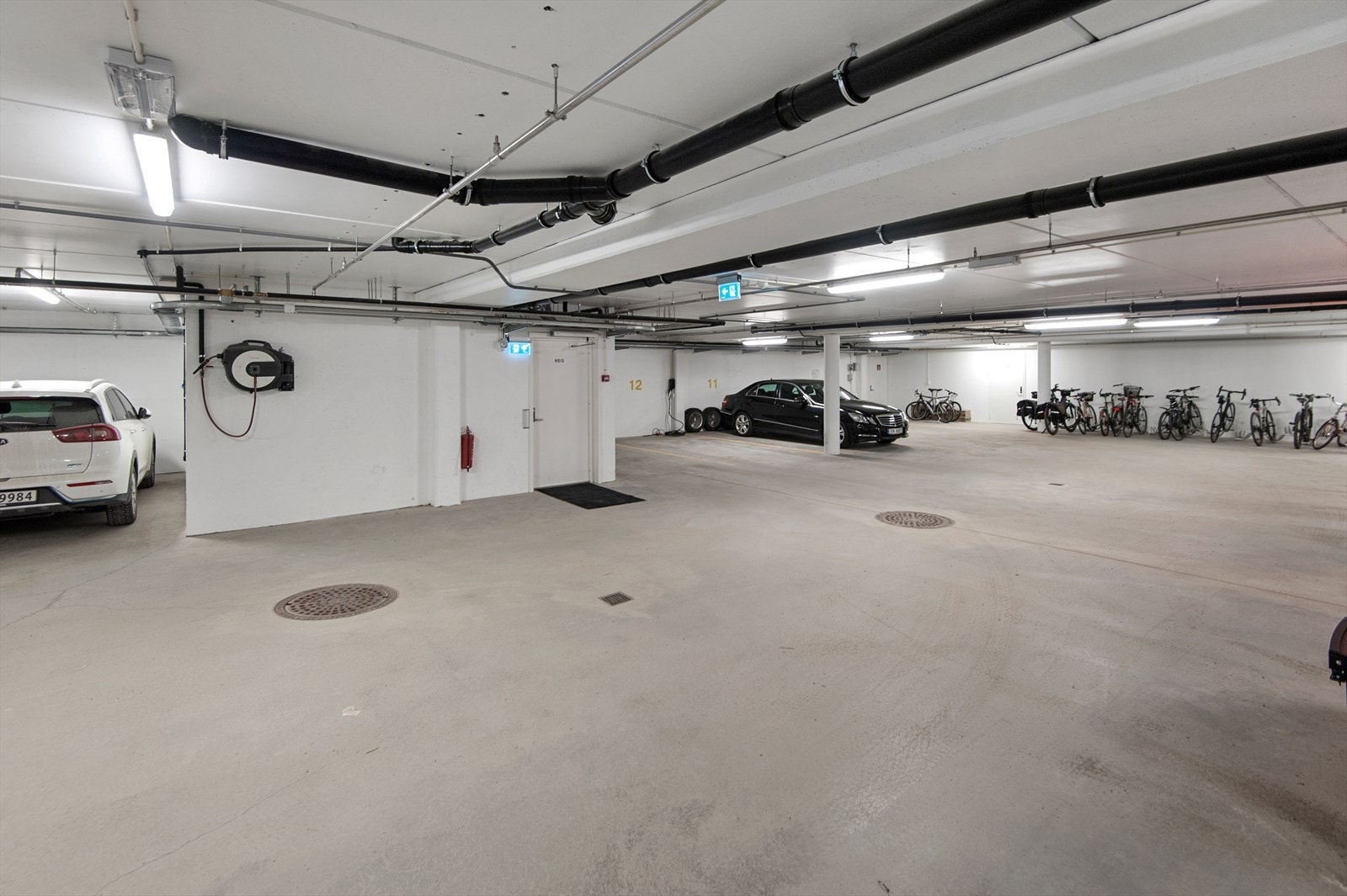 Fra parkeringskjelleren har en heis og trapp til leilighetens etasje Galleribilde