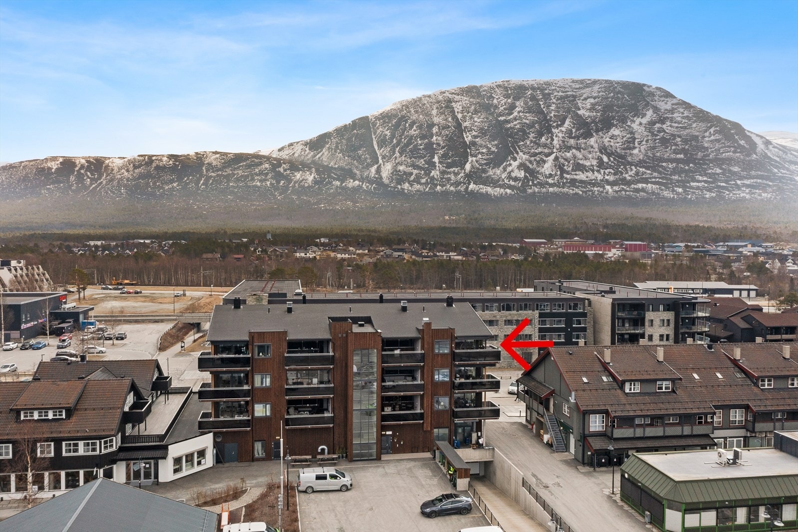 Oversiktsbilde fra nordvest med inngangsparti, gjesteparkering og innkjøring til parkeringskjeller Galleribilde