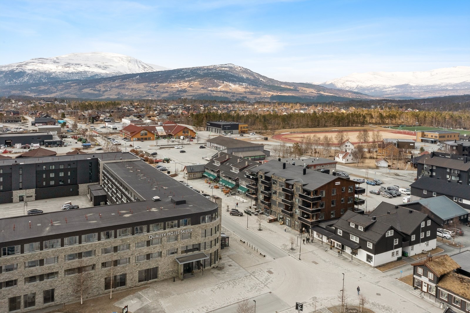 Sameiet ligger i den nye flerbruksgata midt i sentrum med bl.a. stopp for skibuss like ved Galleribilde