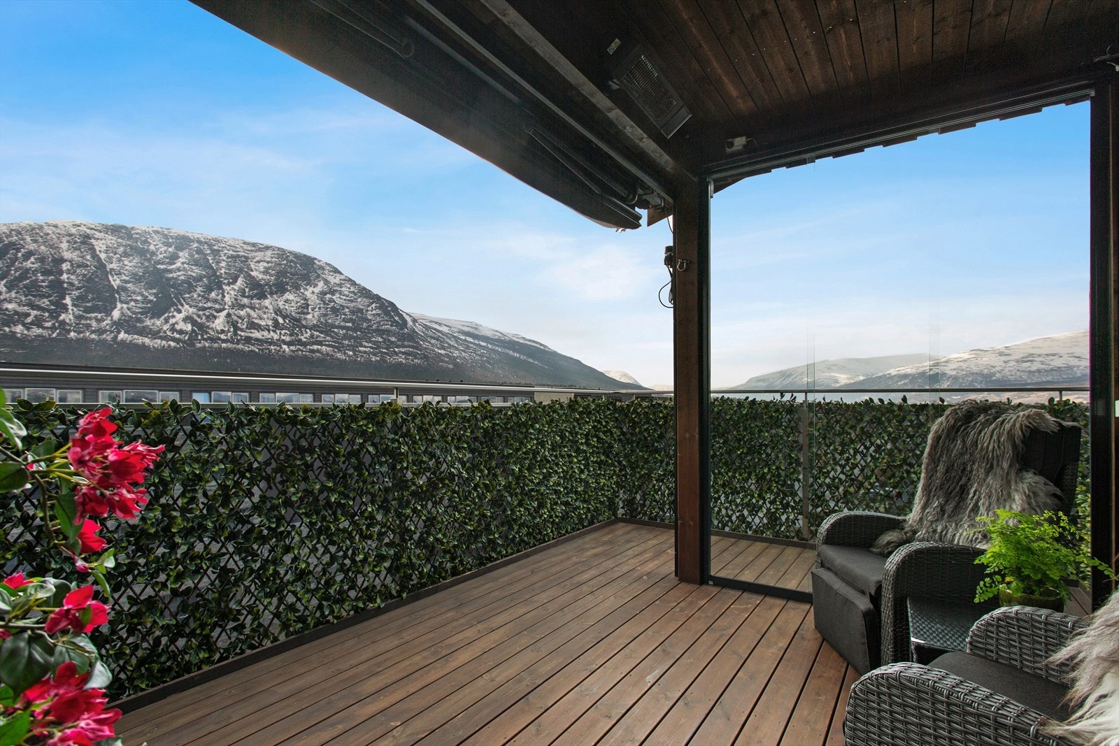 Begge balkonger har takoverbygg, levegg med skyvedører i glass, screens, markise og terrassevarmere Galleribilde