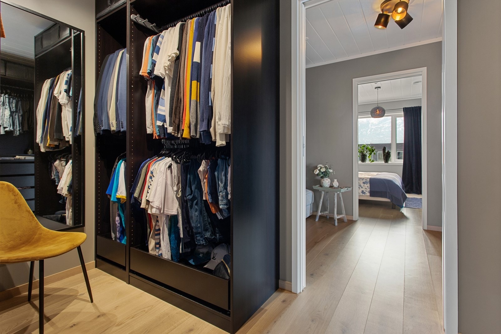 Fra garderobe mot kontor og hovedsoverom Galleribilde