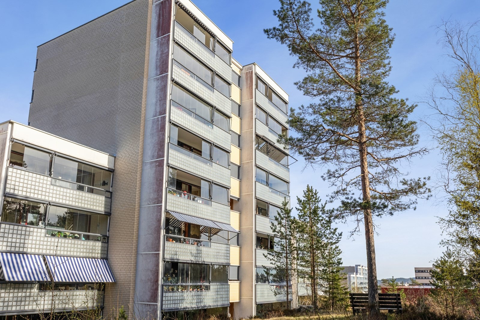 Leiligheten ligger i Ravnkollen borettslag, et veldrevet OBOS-borettslag. Galleribilde
