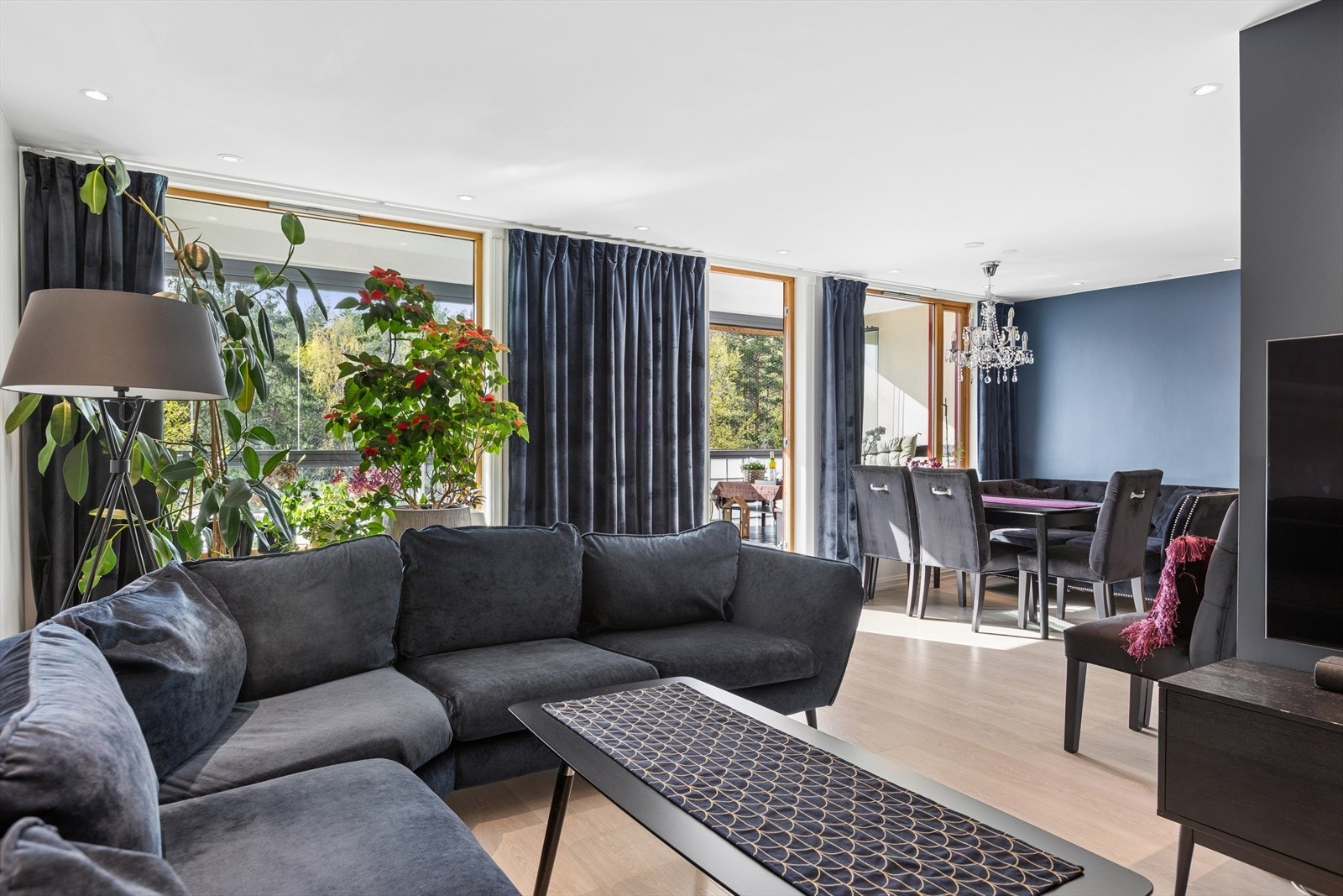 Store vindusflater slipper inn rikelig med lys, og stuen har en naturlig overgang til både spisestue og balkong. Galleribilde