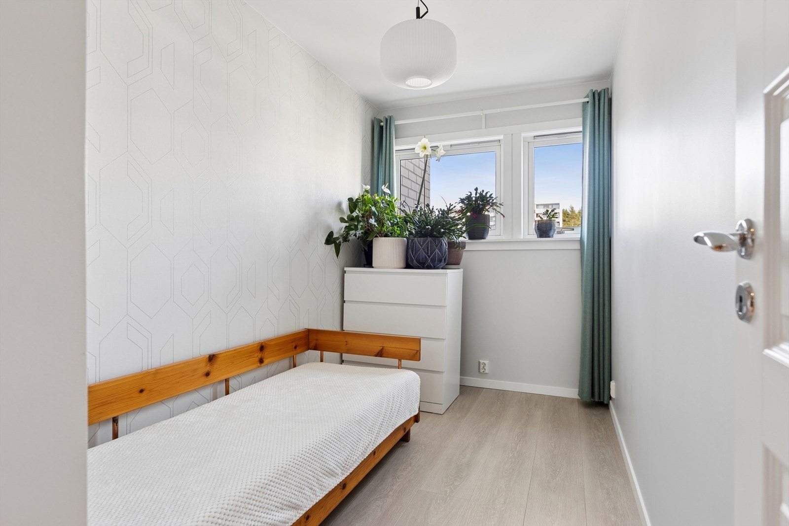 Leiligheten har totalt tre soverom, alle med laminatgulv og malte overflater. Galleribilde