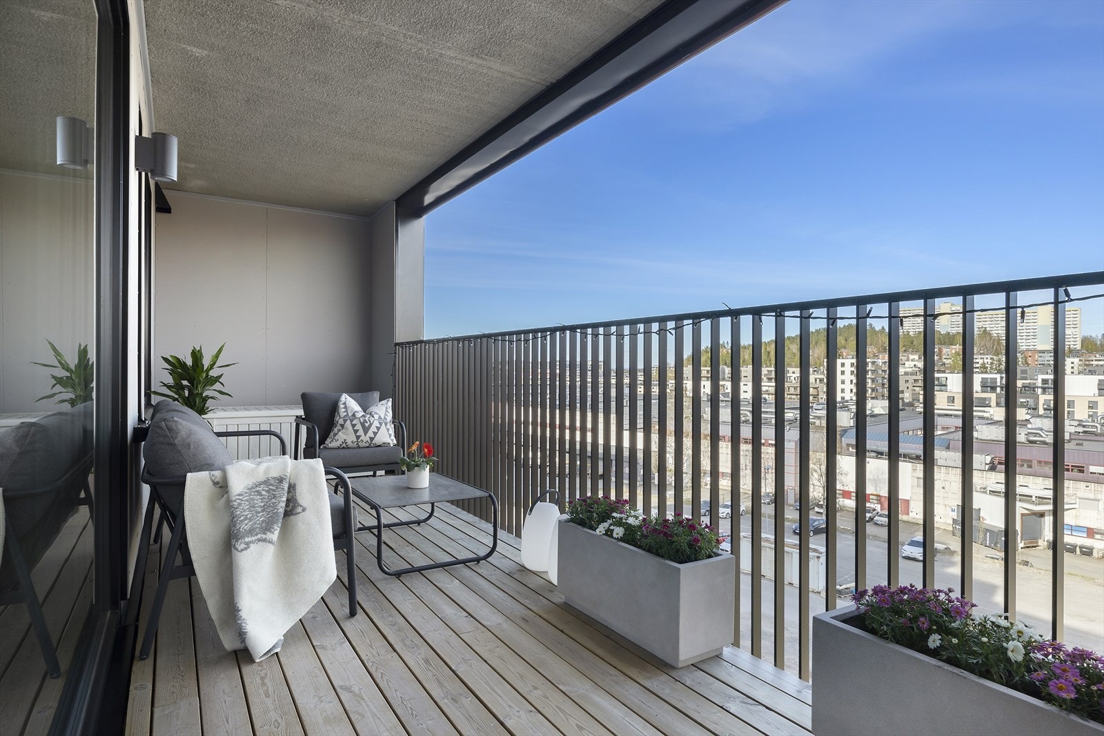 Velkommen til Rådmann Paulsens gate 36! Terrasse- og balkongareal på 16 m², med terrassebord og plass til utemøbler. Foto: Junaid Hanif Galleribilde