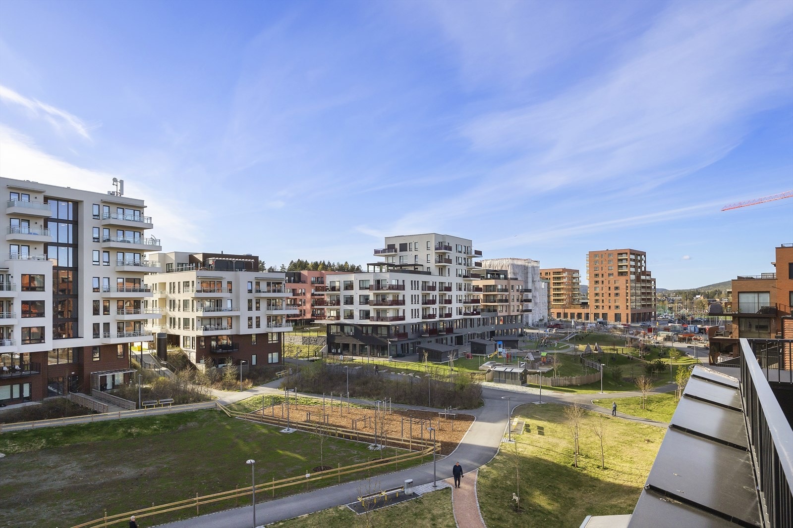 Utsyn mot boligfelt, gårdsrom og felles uteområder Galleribilde
