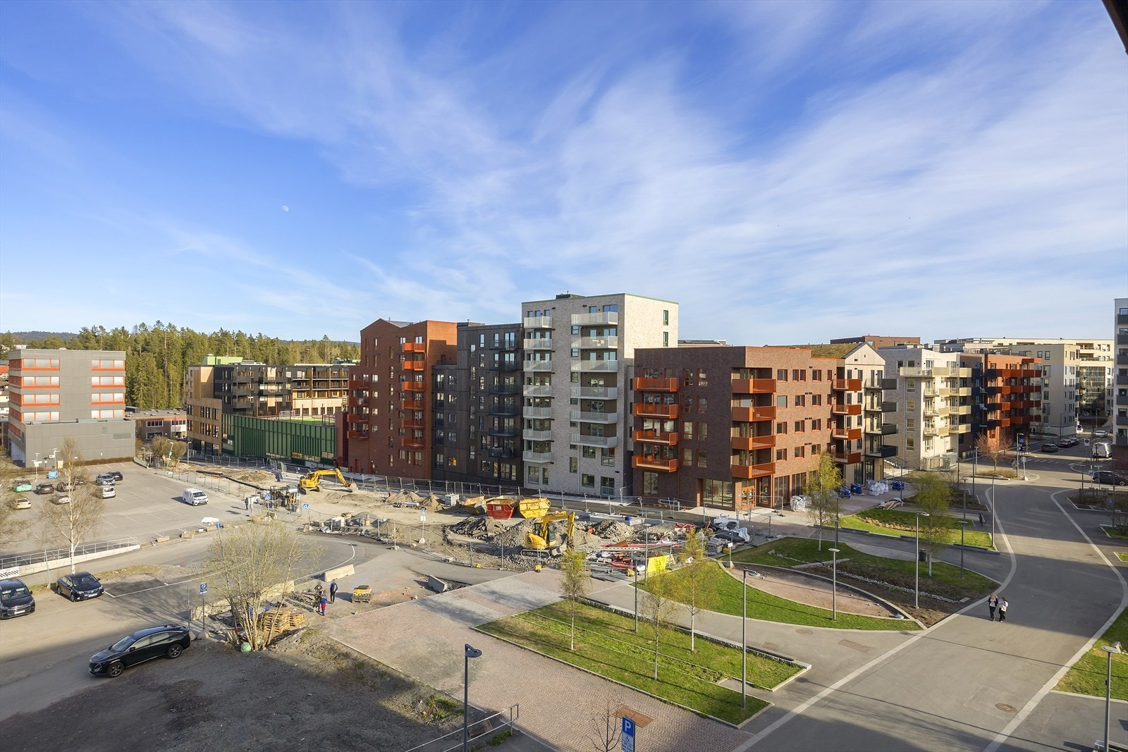 Utsikt over nærområdet med grøntarealer, gangforbindelser og nyere bebyggelse Galleribilde