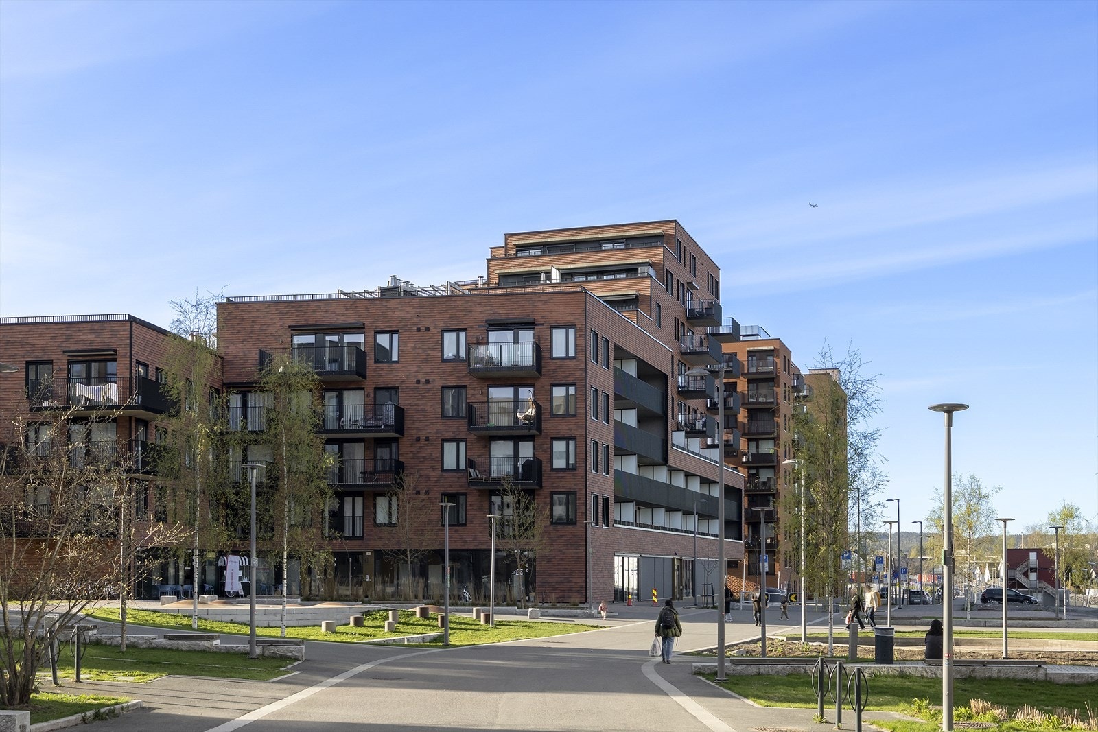 Bygningen er oppført i 2023 med fasader i tegl og partier med fasadeplater ved balkonger Galleribilde