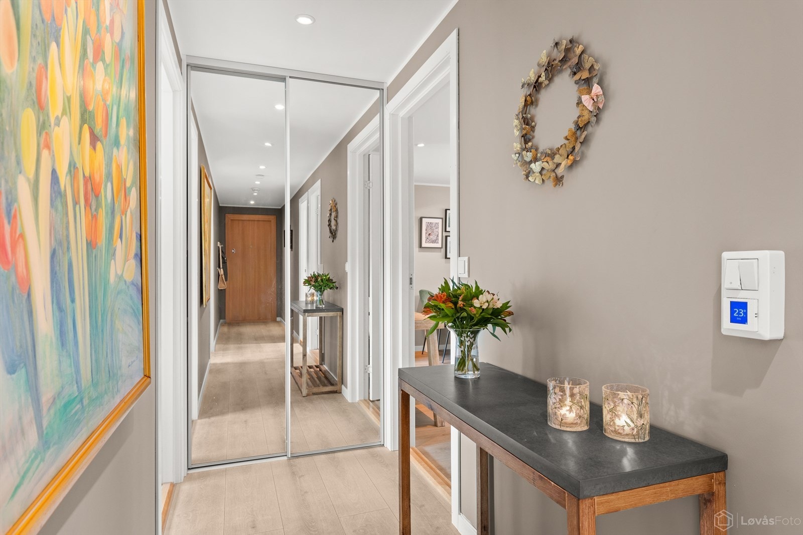 Lys og innbydende entré av romslig størrelse. Galleribilde