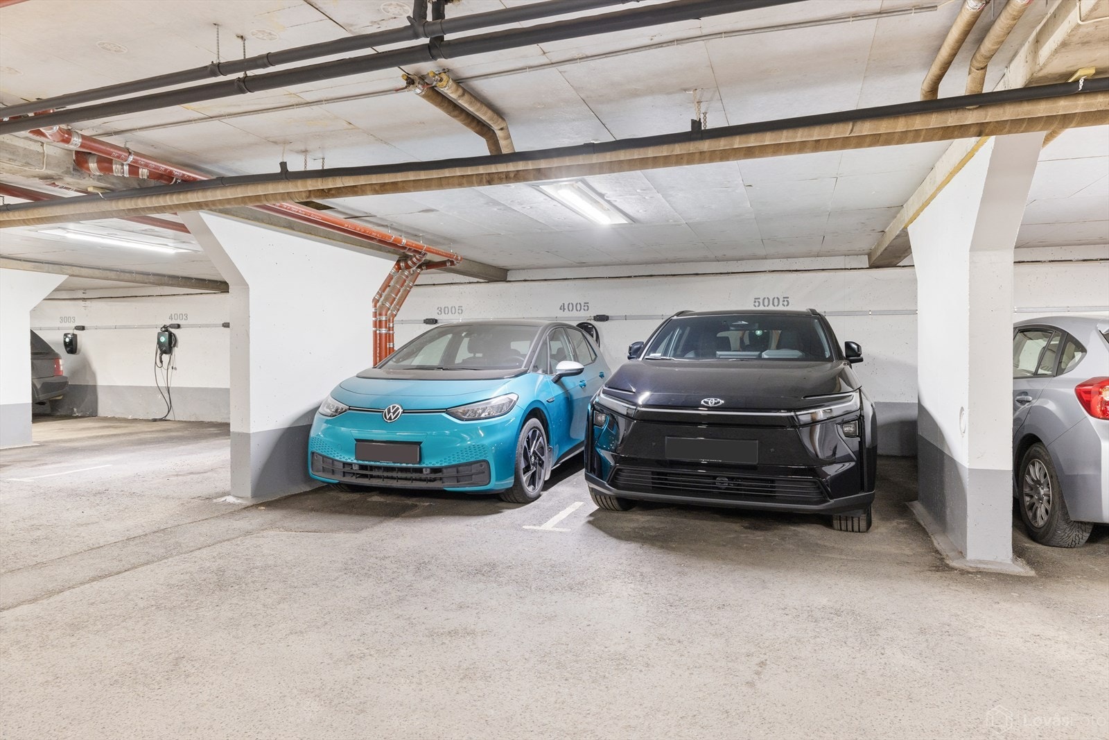 Leiligheten har bruksrett til parkeringsplass i felles garasjekjeller med elbillader. Galleribilde