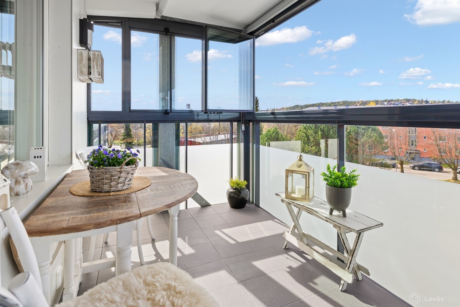 Stor, innglasset balkong på ca. 17 m² med flislagt gulv. Galleribilde