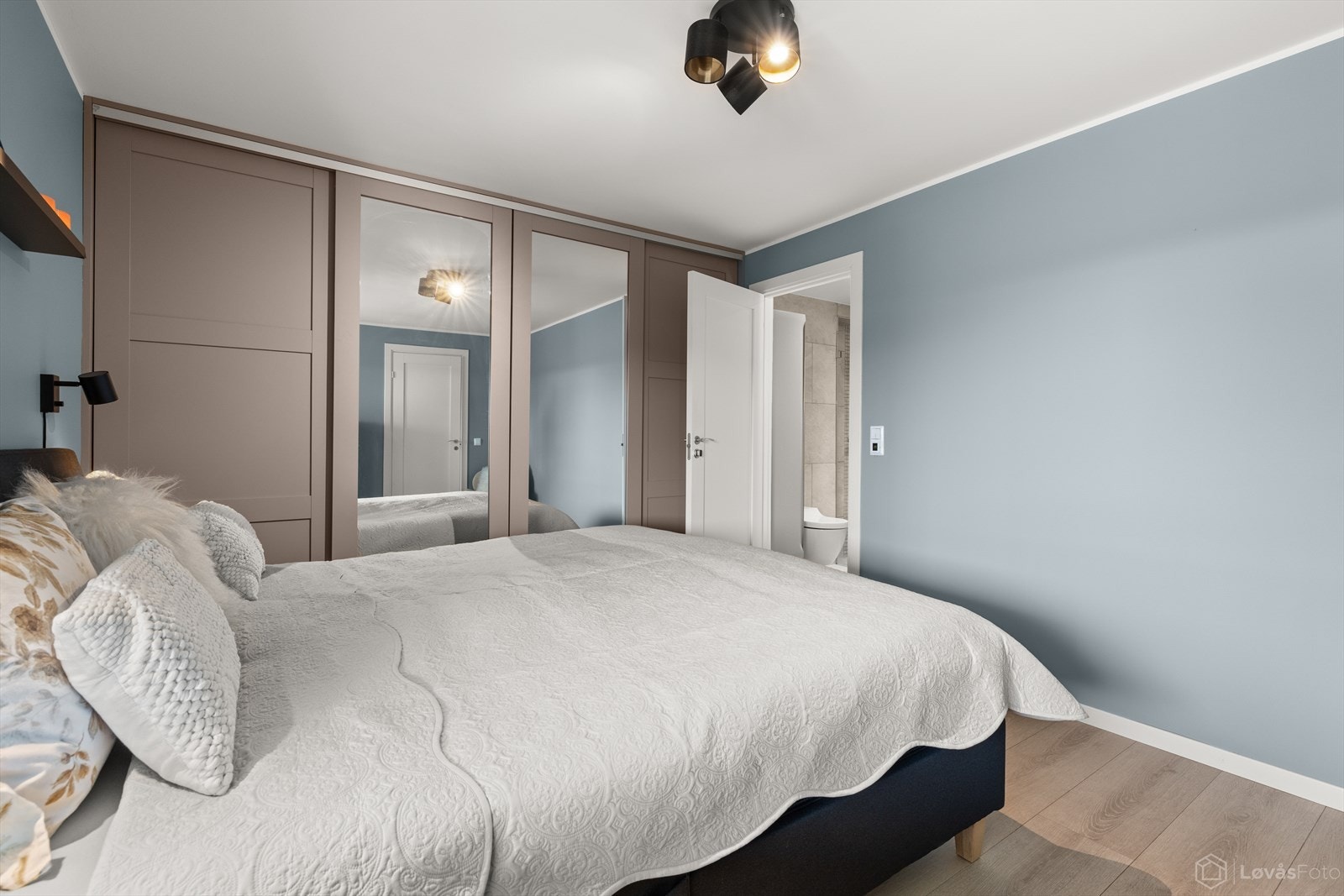 Rommet har praktisk og påkostet skyvedørsgarderobe fra Acme. Galleribilde