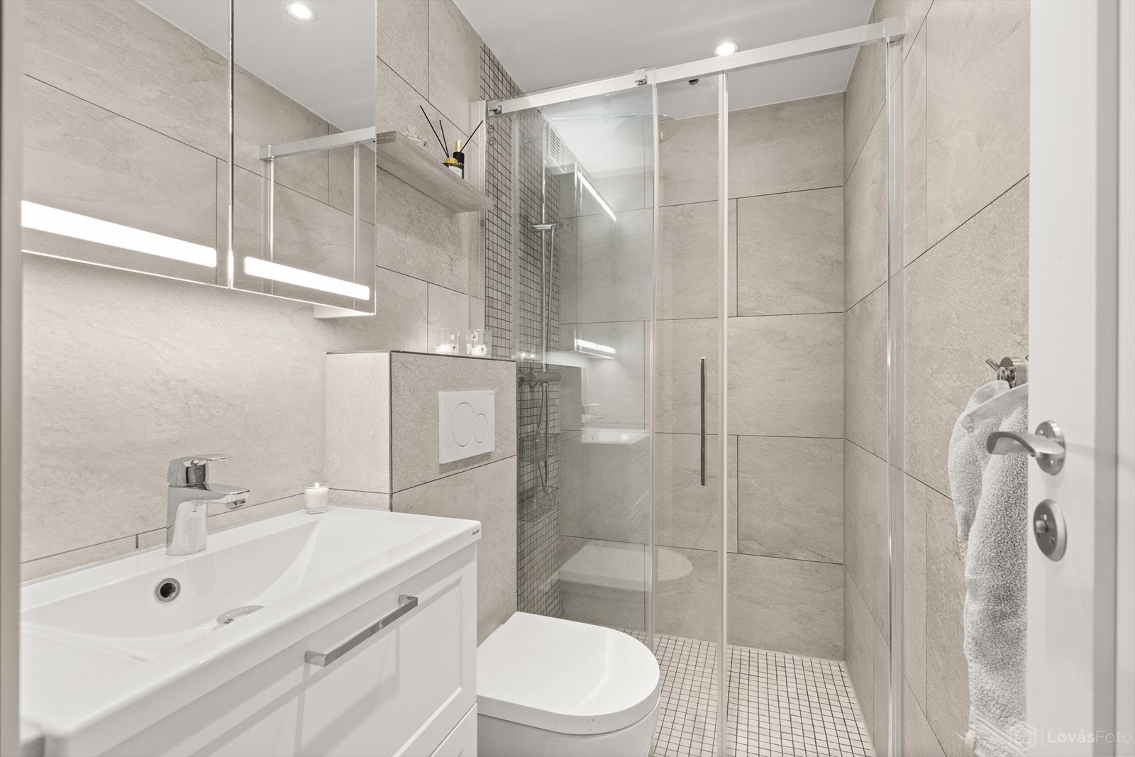 Bad II | Pent bad innredet med dusjsone, vegghengt toalett og servantinnredning, også fra 2020. Badet har varmekabler i gulvet. Galleribilde