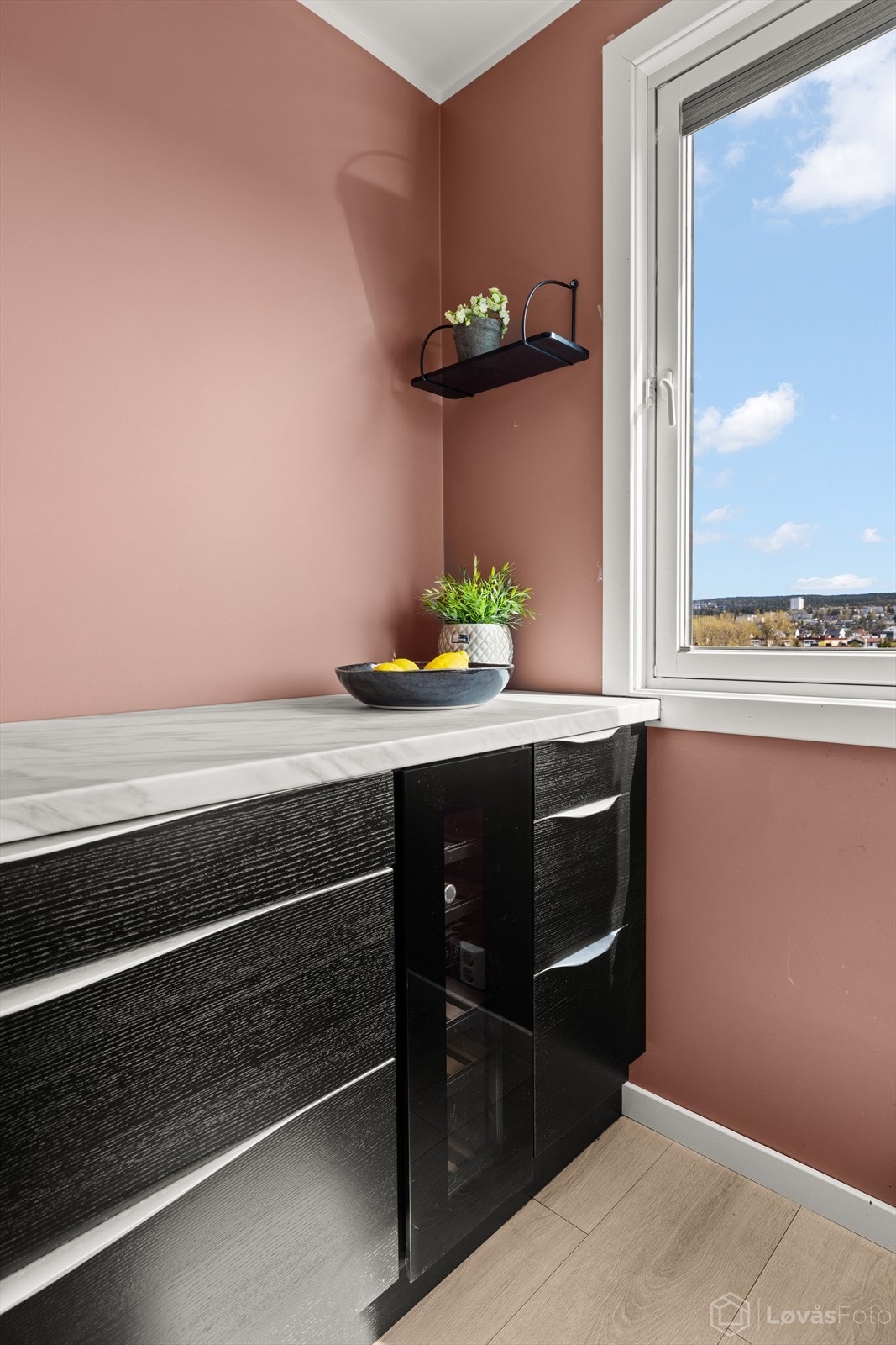 Som en ekstra detalj er det også et vinkjøleskap. Galleribilde