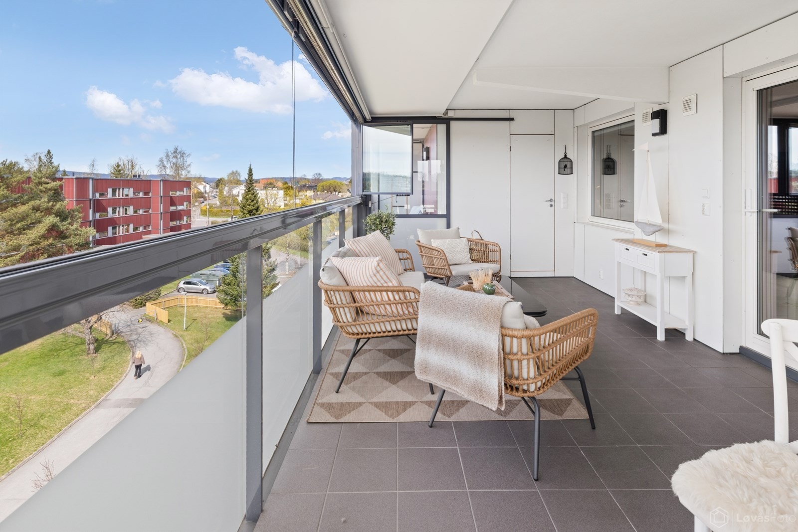 Gjennom døren kommer du til en bod på ca. 5 m² og en åpen terrasse på ca. 3 m². Galleribilde