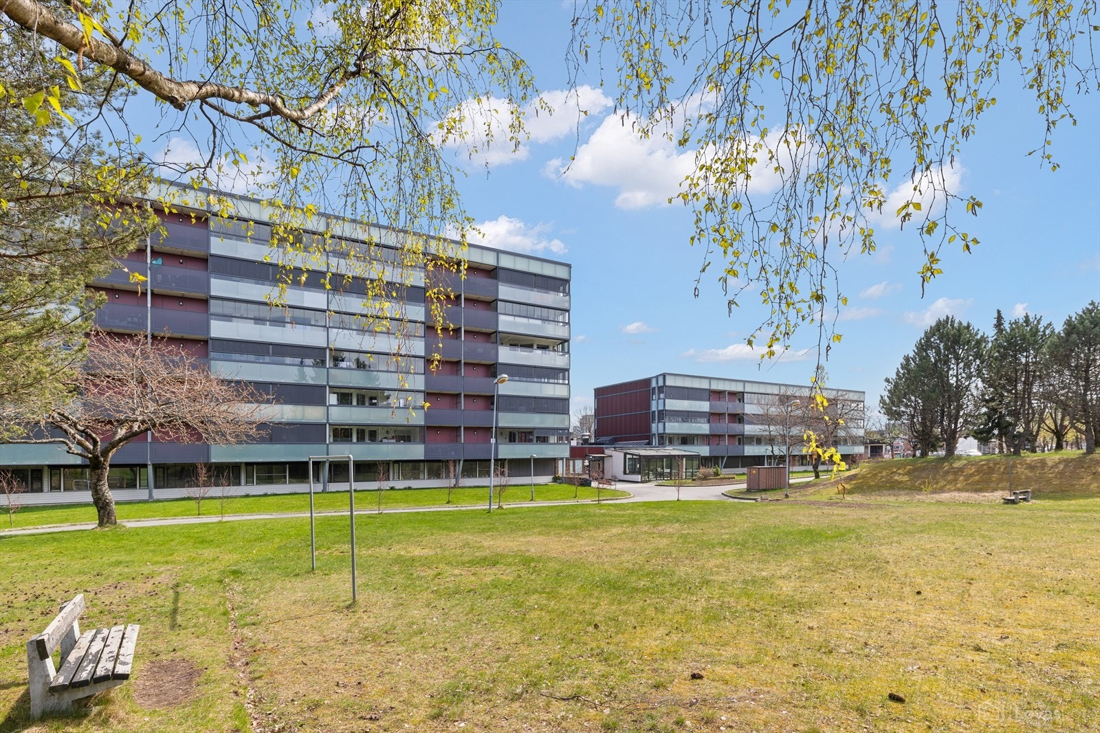 Leiligheten ligger i et meget populært og sentralt boligområde på Manglerud/Høyenhall. Galleribilde