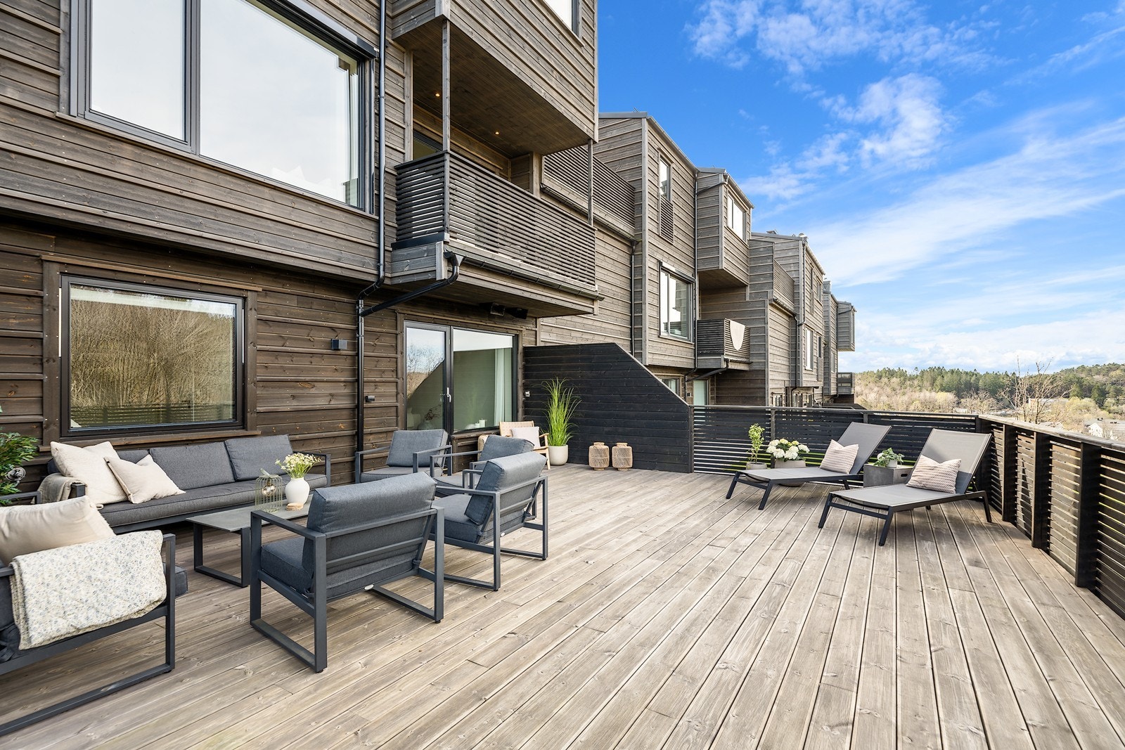 Romslig terrasse på hele 51 kvm med gode solforhold og flott utsikt - et perfekt uterom Galleribilde