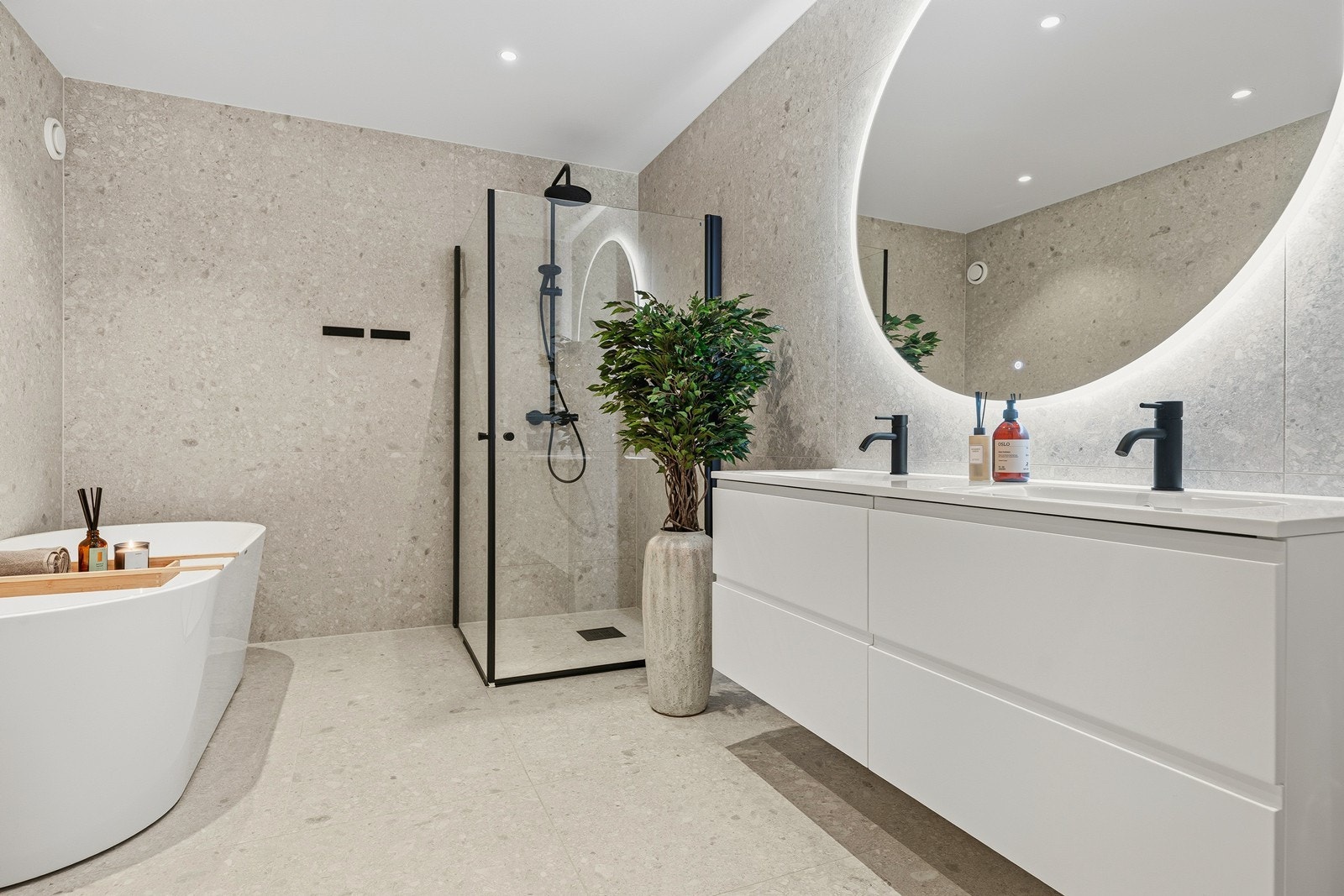 Badet er utstyrt med både dusj og badekar - perfekt for både raske morgener og avslappende kvelder Galleribilde
