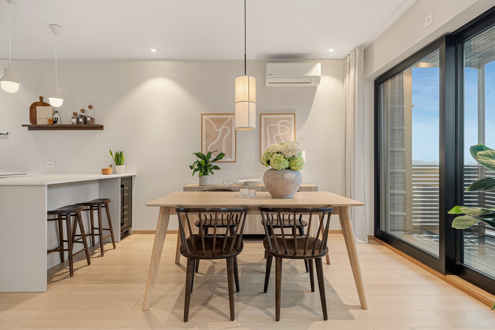 God plass til stort spisebord - perfekt for hyggelige middager med familie og venner Galleribilde
