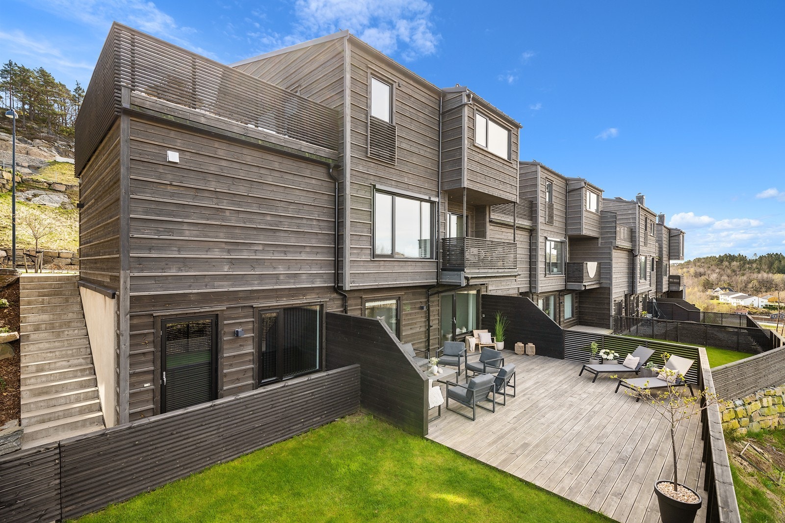En stilren og moderne bolig på Drangsvann med takterrasse, garasje, solrike uteplasser og praktikantdel med 8 000/måneden i leieinntekt! Galleribilde