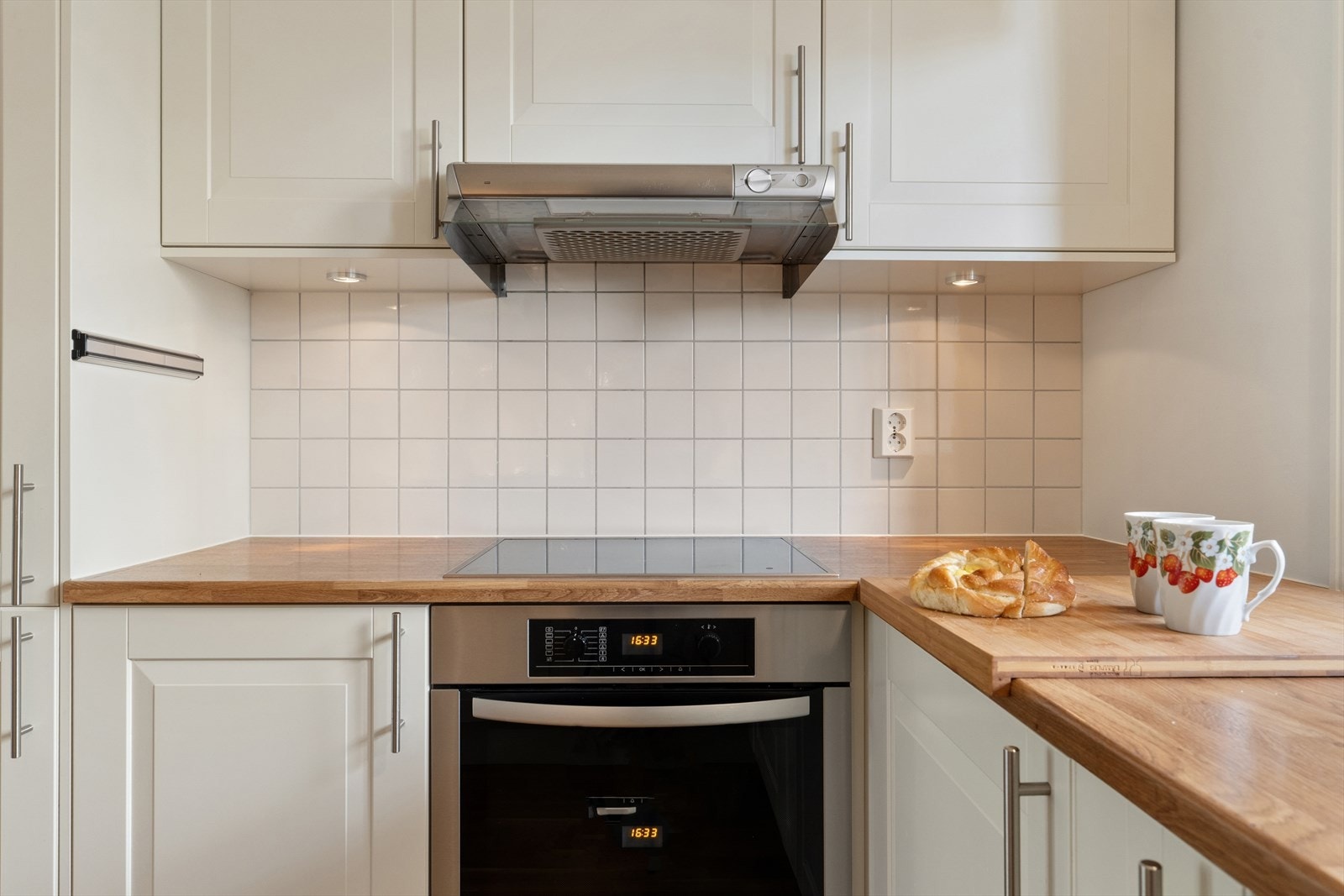 Videre har kjøkkenet ventilator og integrerte hvitevarer bestående av induksjonstopp, stekeovn, oppvaskmaskin og kombinert kjøl/frys. Galleribilde