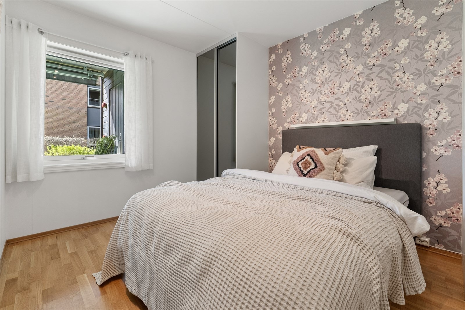 Hovedsoverom med 2. stk. skyvedørsgarderober med speil fronter. Galleribilde