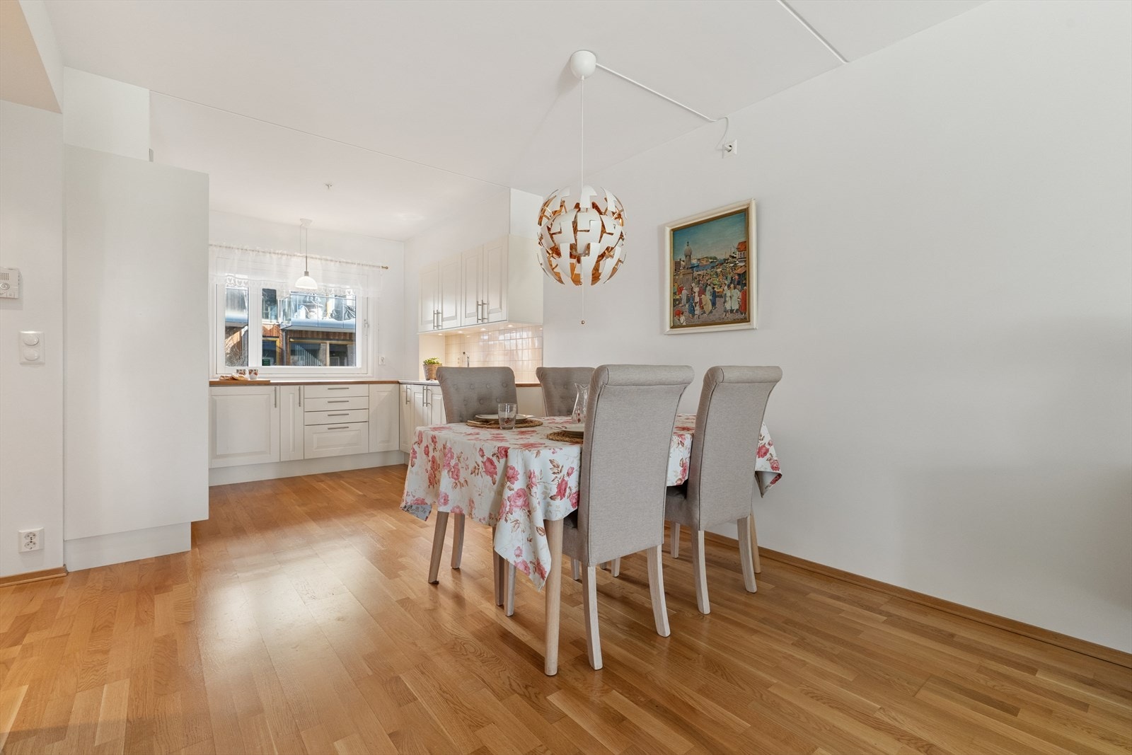 Spiseplass i forbindelse med kjøkken. Galleribilde