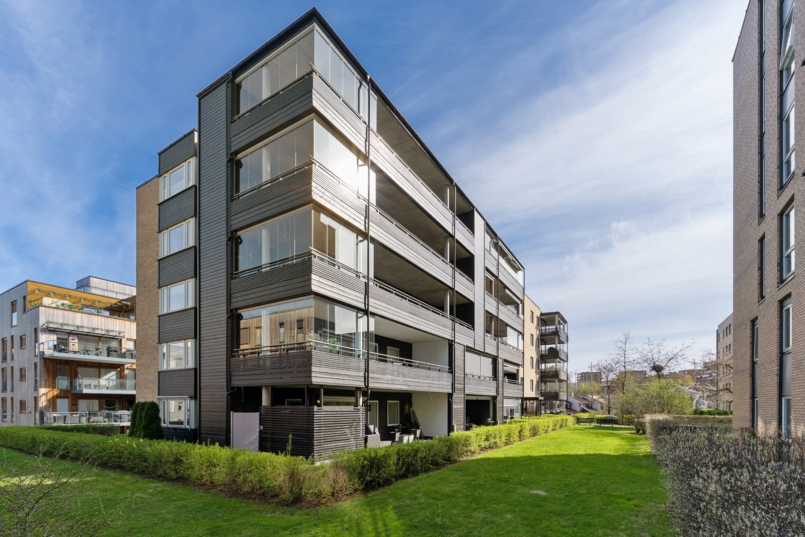 Vestvendt fasade med terrasser. Galleribilde