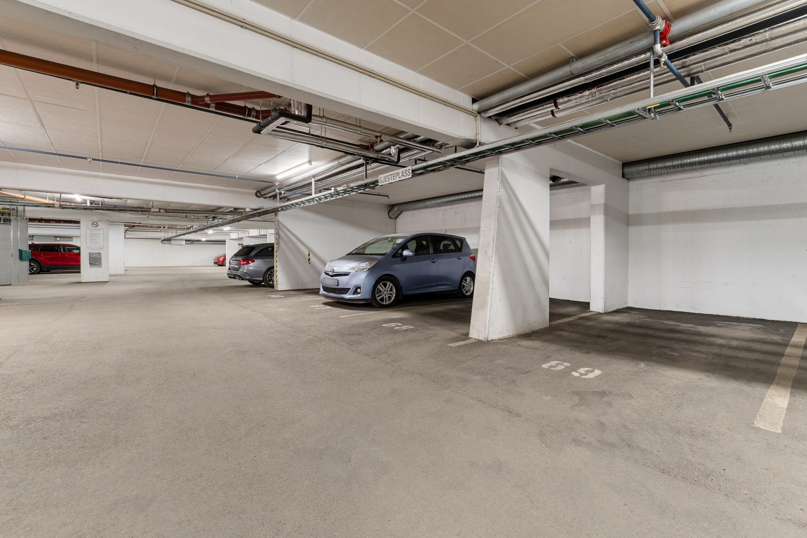 Garasjeplass i felles oppvarmet garasjeanlegg medfølger. Sameiet har godt med gjesteparkeringsplasser i garasjeanlegget. Galleribilde