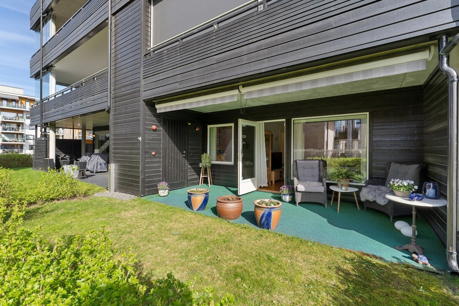 Vestvendt markterrasse på ca. 14 m² med ettermiddag-/kveldssol. Terrassen er utstyrt med elektrisk markise, og har adkomst til utebod på ca. 3 m². Galleribilde