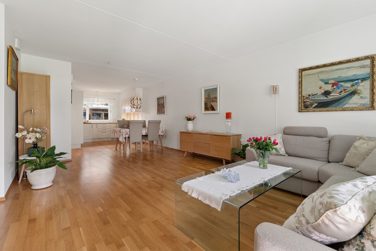 Stuen har god plass for både spisebord og sofaløsning med tilhørende møblement. Galleribilde