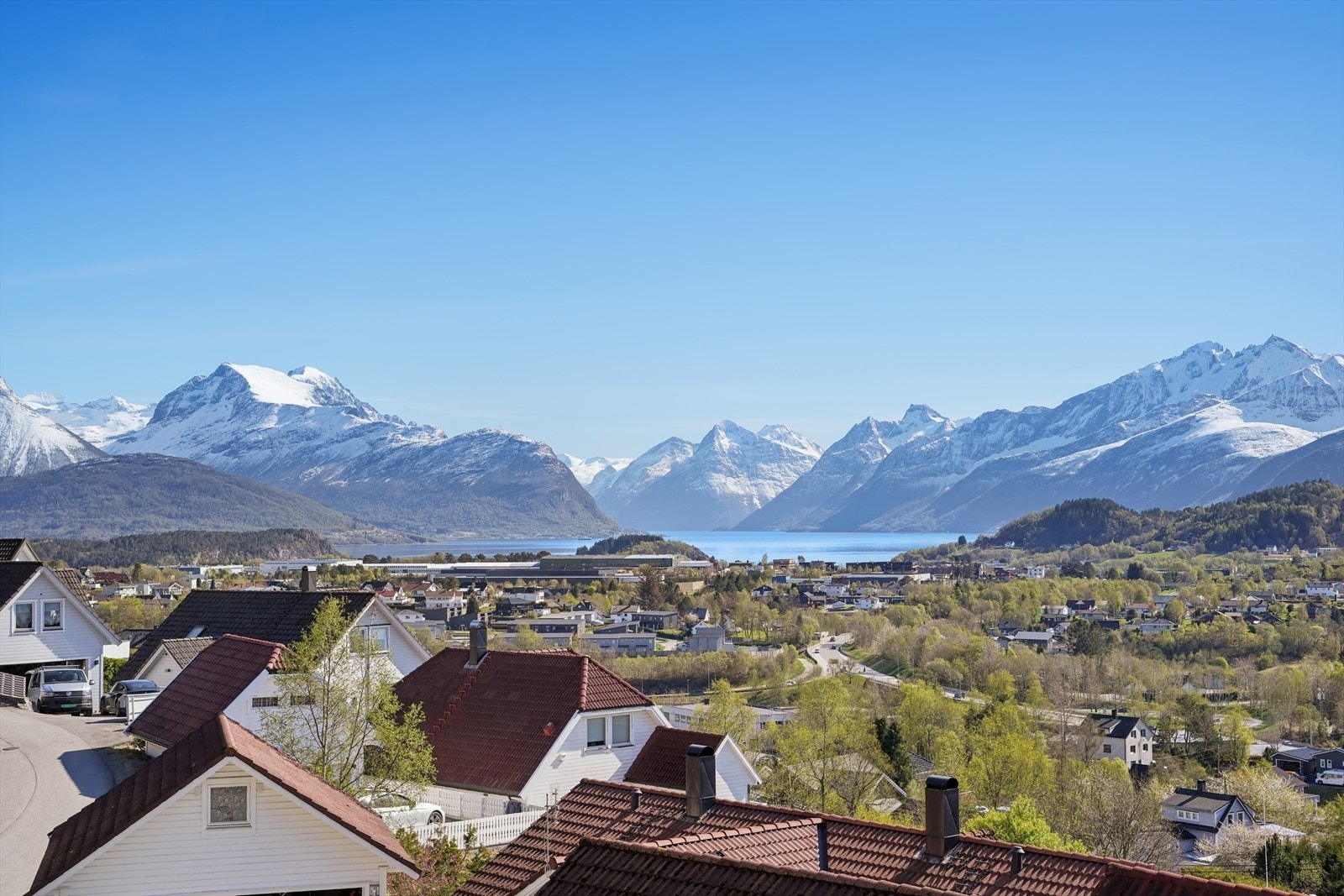 Fjellene i det fjerne ser ut som et maleri man har på veggen! Tenk å ha denne utsikten fra sin egen tomt? Galleribilde