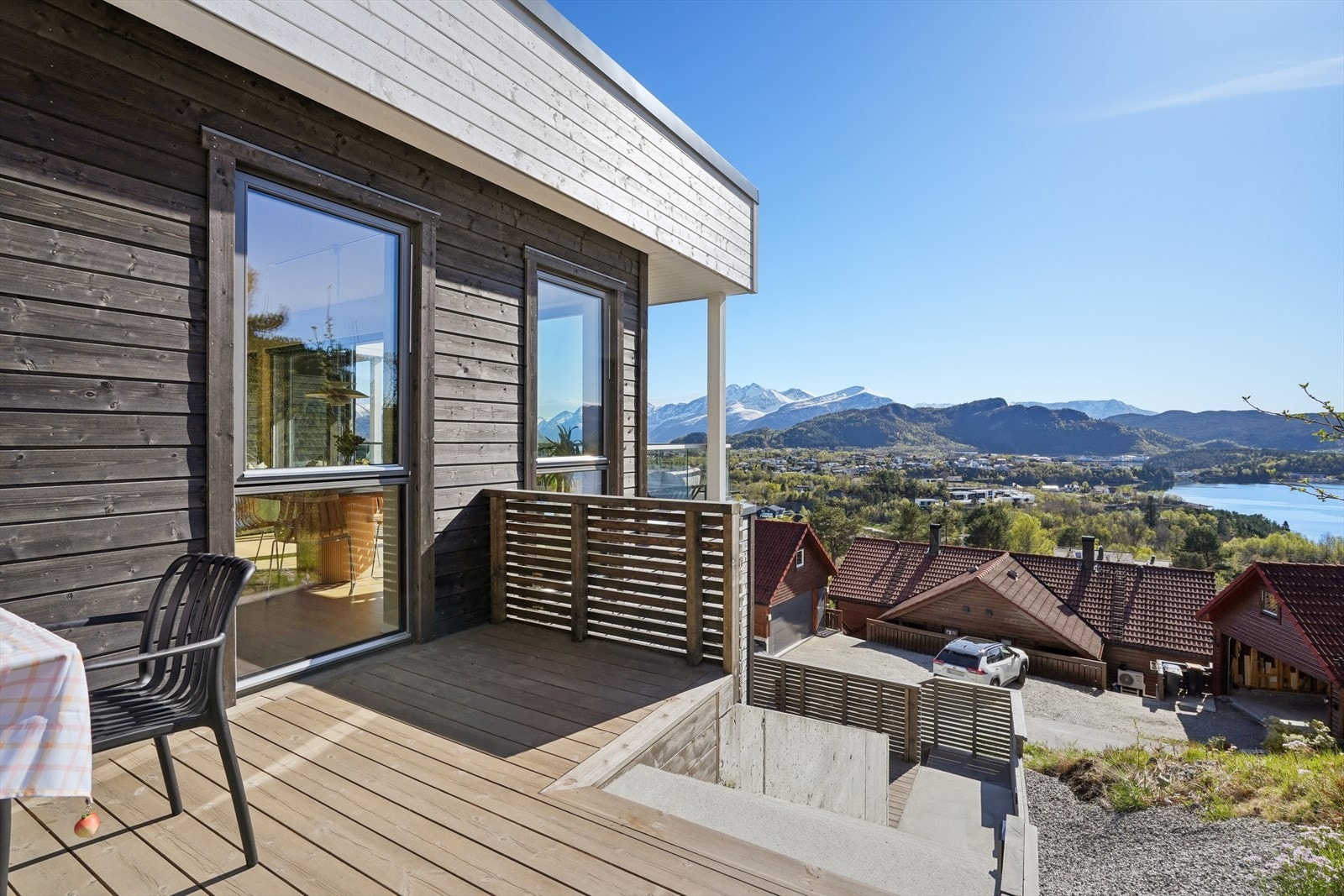 Terrassen bak huset fanger morgensolen og byr på en flott spiseplass utendørs. (Ikke byggemeldt). Galleribilde