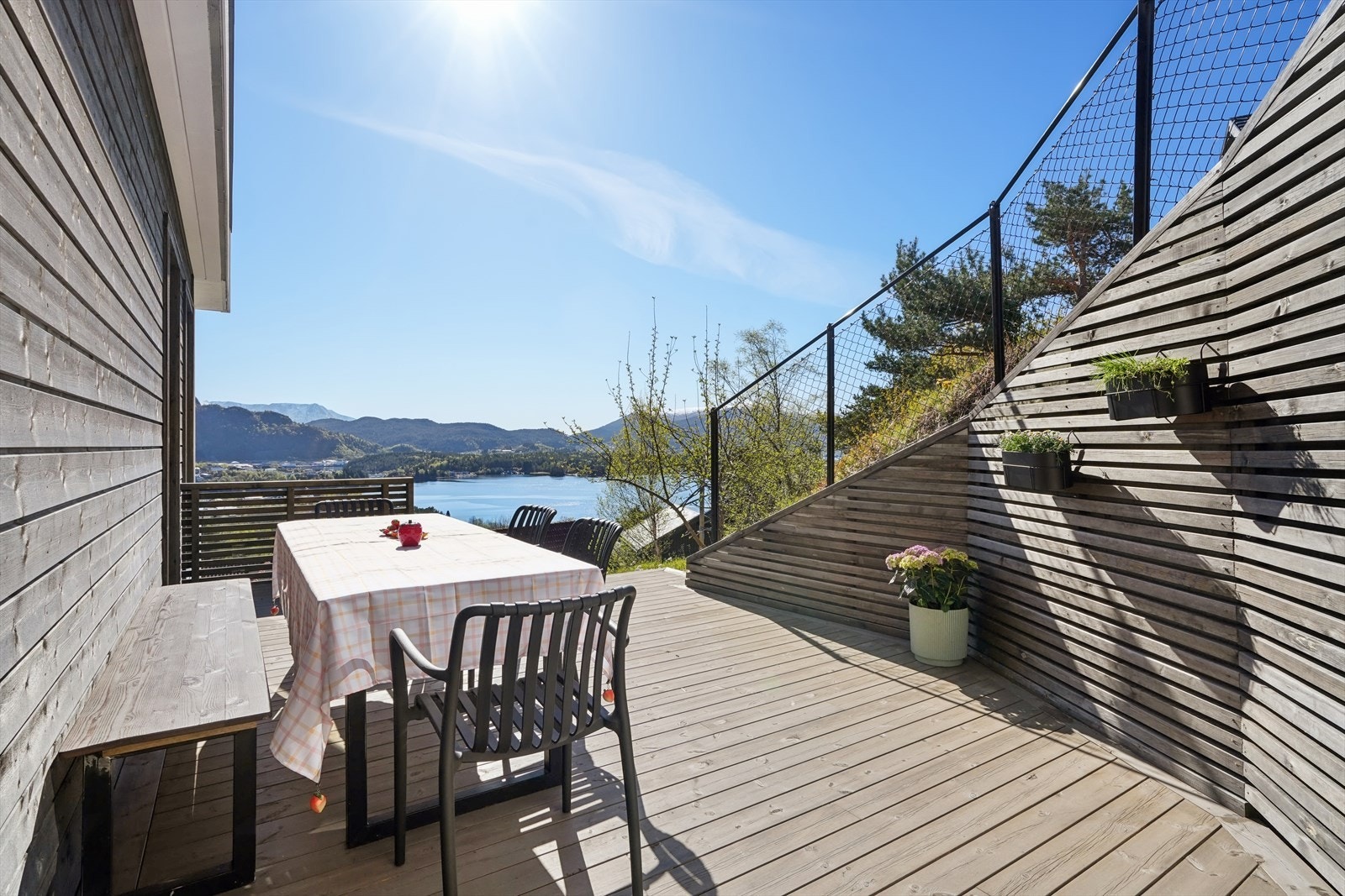 Den sydvendte tomten i skrånende terreng gir gode solforhold, og terrassene utnytter dette til fulle. Galleribilde