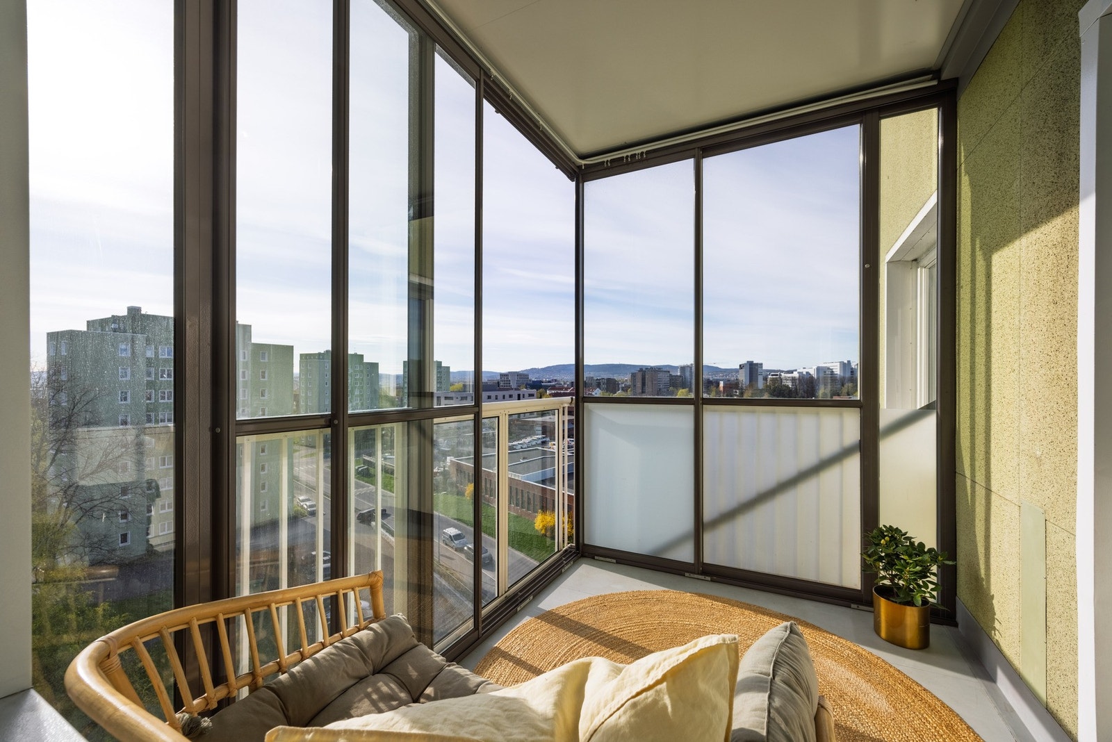 Leiligheten har innglasset, vestvendt balkong på 5 m². Galleribilde