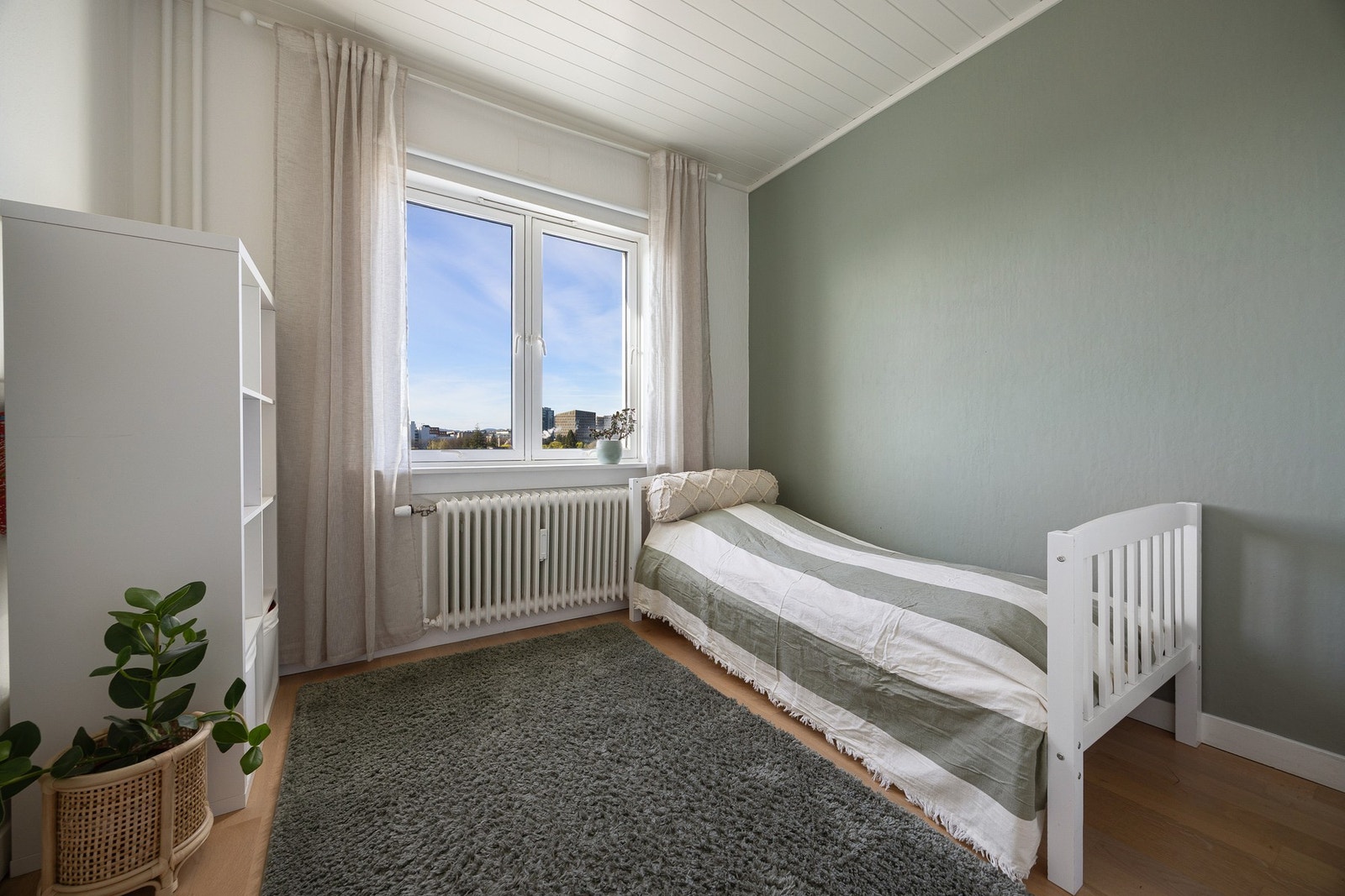 Soverom 2 av god størrelse med plass til seng og øvrig innredning. Galleribilde