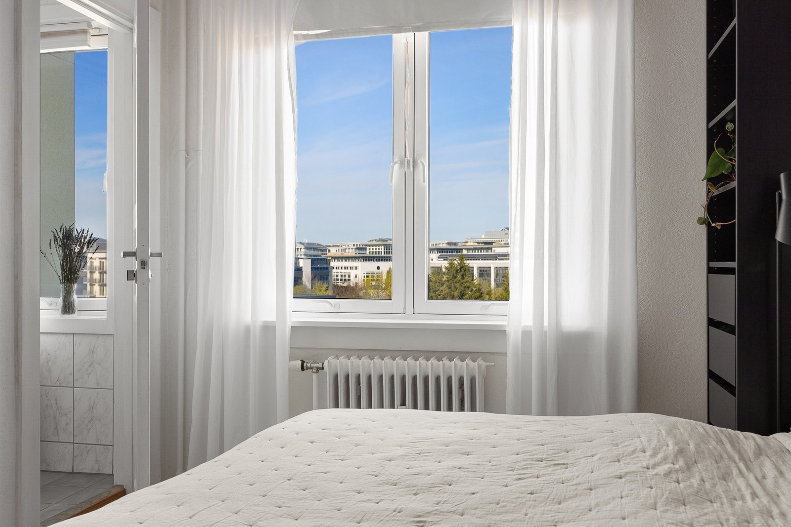 Oppvarming via radiator sikrer en stabil og behagelig temperatur. Galleribilde