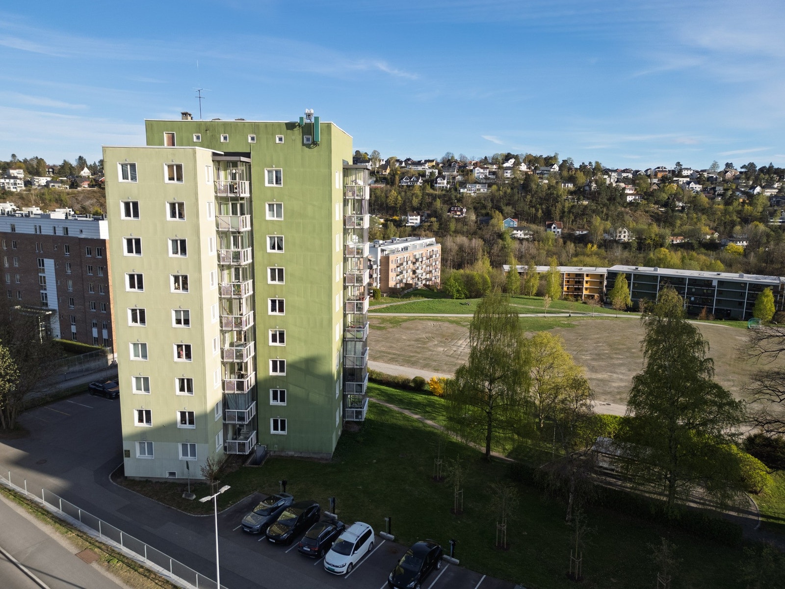 Bergvarmeanlegg installert i borettslaget i 2017. Mulighet for å leie parkeringsplass er pr i dag kr 300 pr mnd etter ledighet. Det er også mulig å leie plass til el-sykkel i sykkelskur for kr 150 pr mnd. Galleribilde